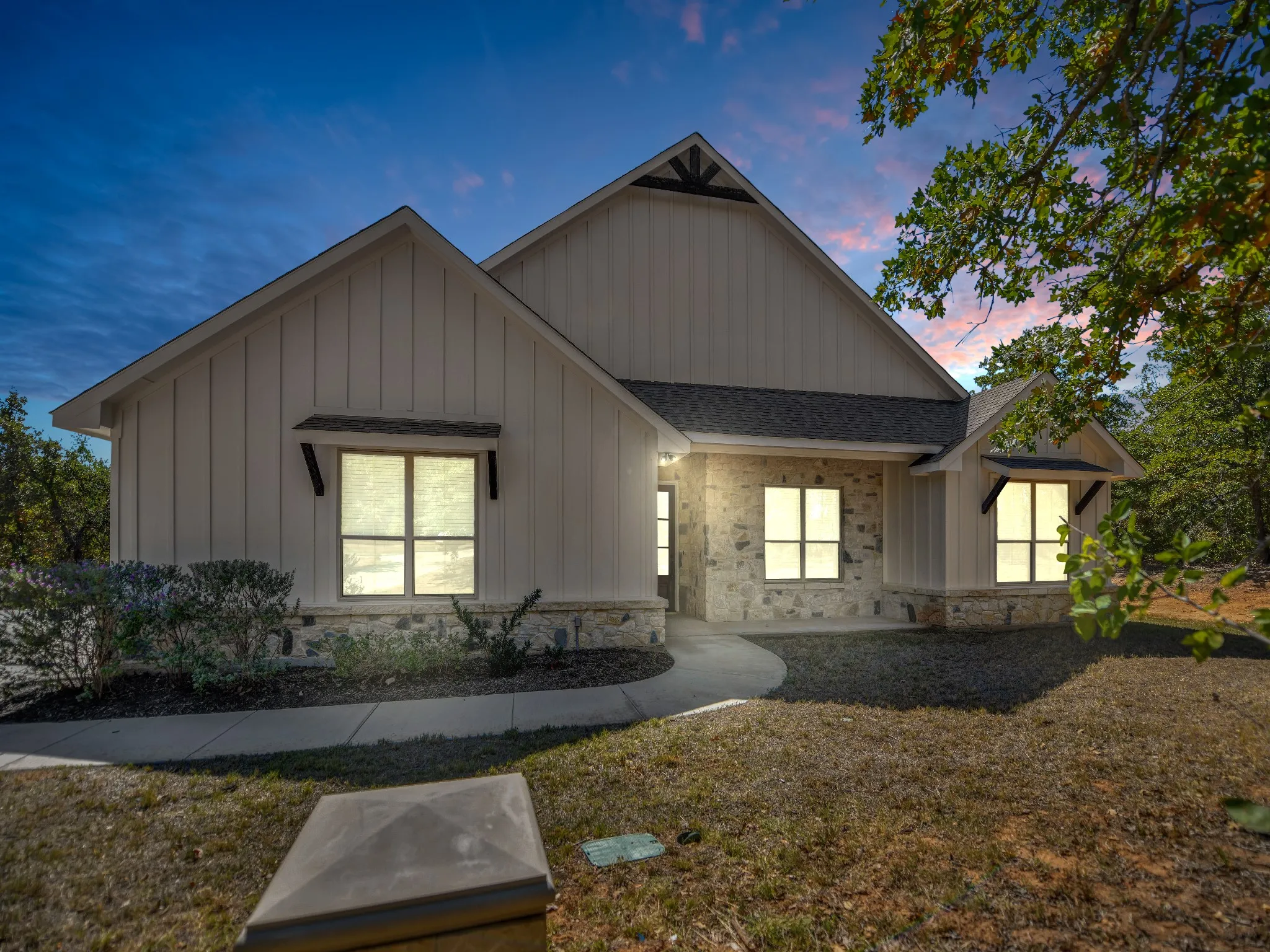 Single Family Residence For Rent in Parker County , 183 Graystone Drive, Weatherford, Texas 76088, 4 Bedroom, 2 Bathroom, 3 Garage spaces, 2,239 Sqft, built in 2022, mls#21395349, Real Estate Agent in Weatherford, Homes For Rent in Parker county, Homes For Rent in Weatherford, Realtor in Weatherford Texas, Real Estate Brokerage Independent Realty Texas, Luminita Cordes Realtor