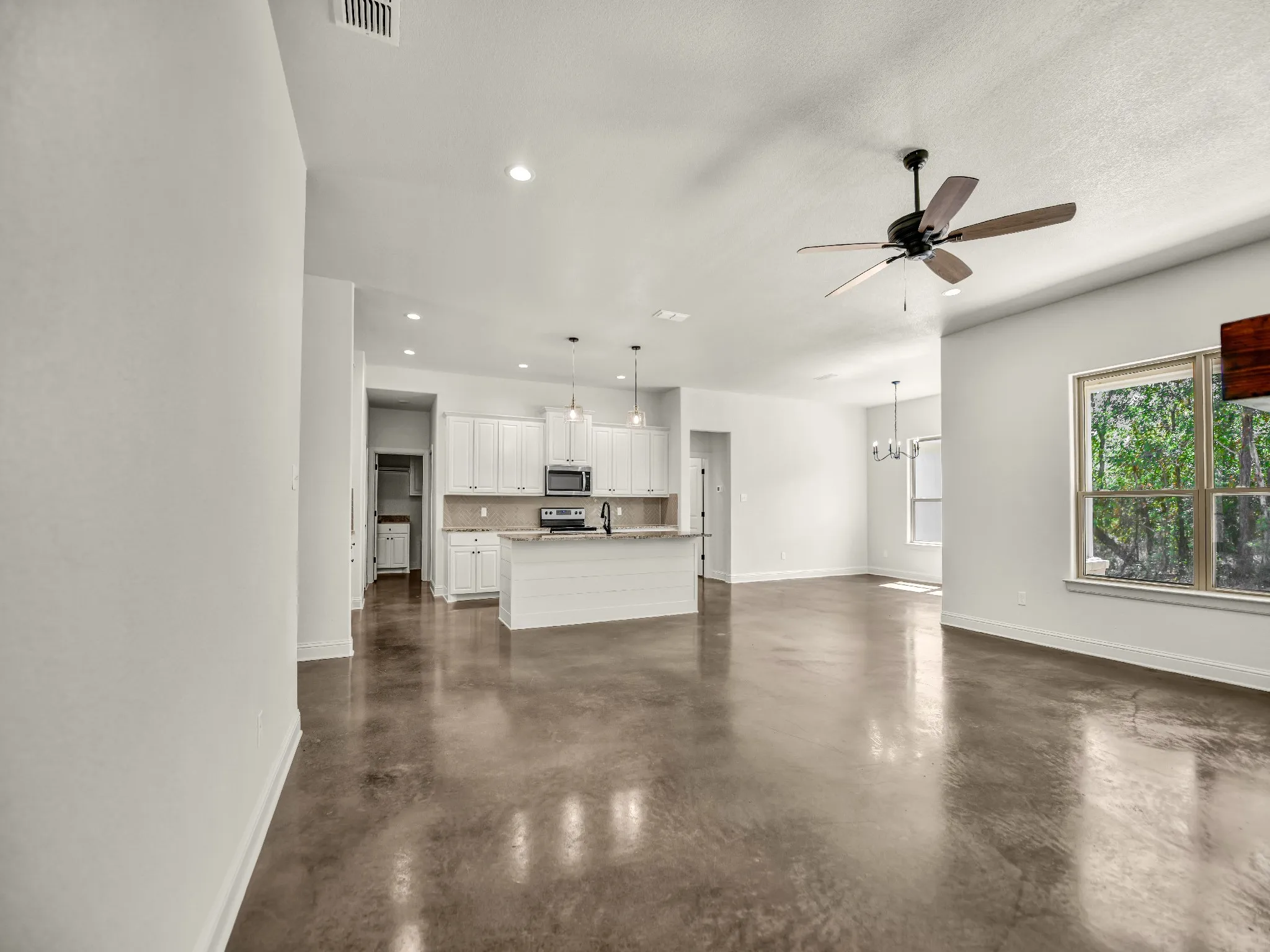 Single Family Residence For Rent in Parker County , 183 Graystone Drive, Weatherford, Texas 76088, 4 Bedroom, 2 Bathroom, 3 Garage spaces, 2,239 Sqft, built in 2022, mls#21395349, Real Estate Agent in Weatherford, Homes For Rent in Parker county, Homes For Rent in Weatherford, Realtor in Weatherford Texas, Real Estate Brokerage Independent Realty Texas, Luminita Cordes Realtor