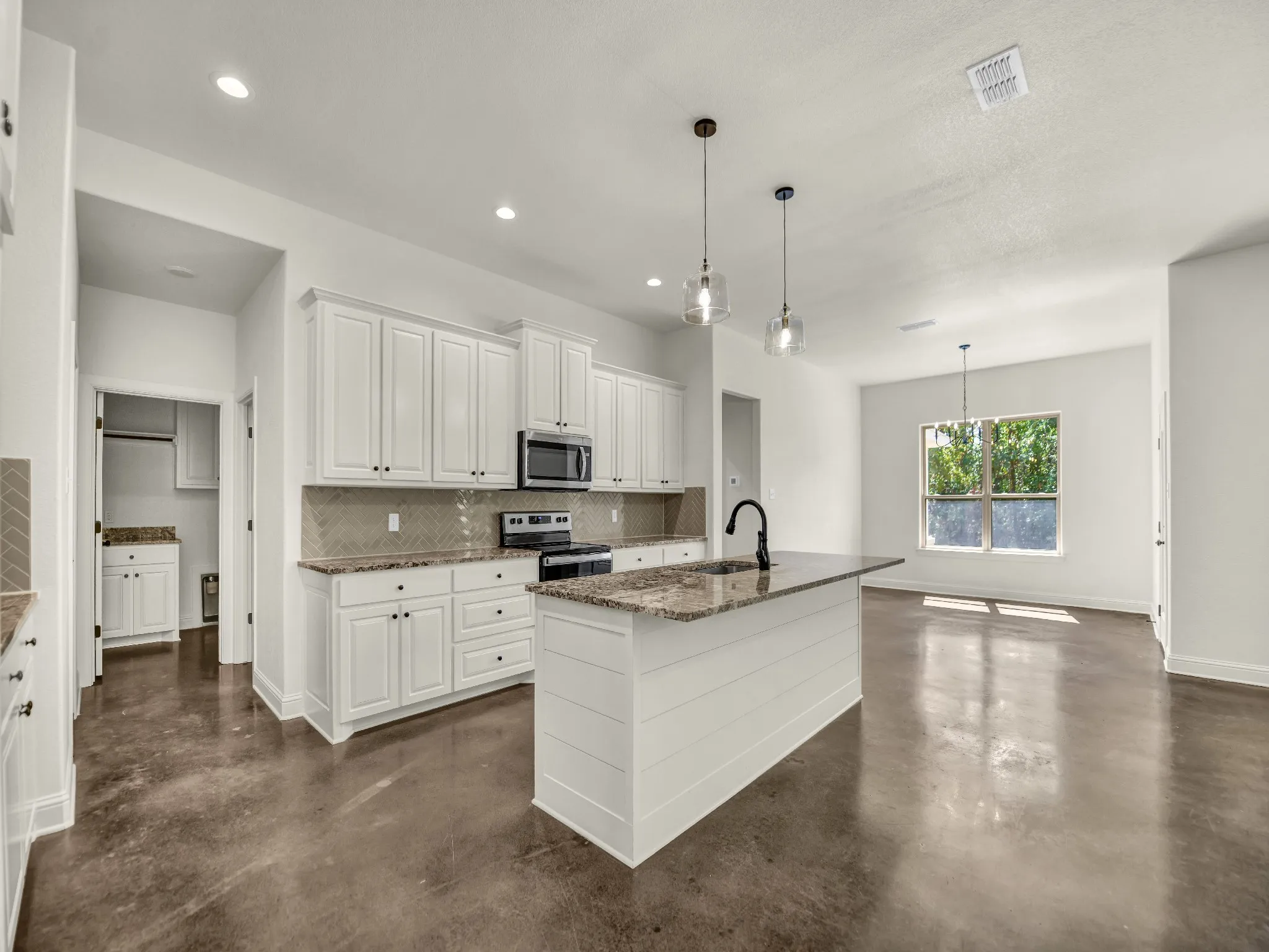 Single Family Residence For Rent in Parker County , 183 Graystone Drive, Weatherford, Texas 76088, 4 Bedroom, 2 Bathroom, 3 Garage spaces, 2,239 Sqft, built in 2022, mls#21395349, Real Estate Agent in Weatherford, Homes For Rent in Parker county, Homes For Rent in Weatherford, Realtor in Weatherford Texas, Real Estate Brokerage Independent Realty Texas, Luminita Cordes Realtor