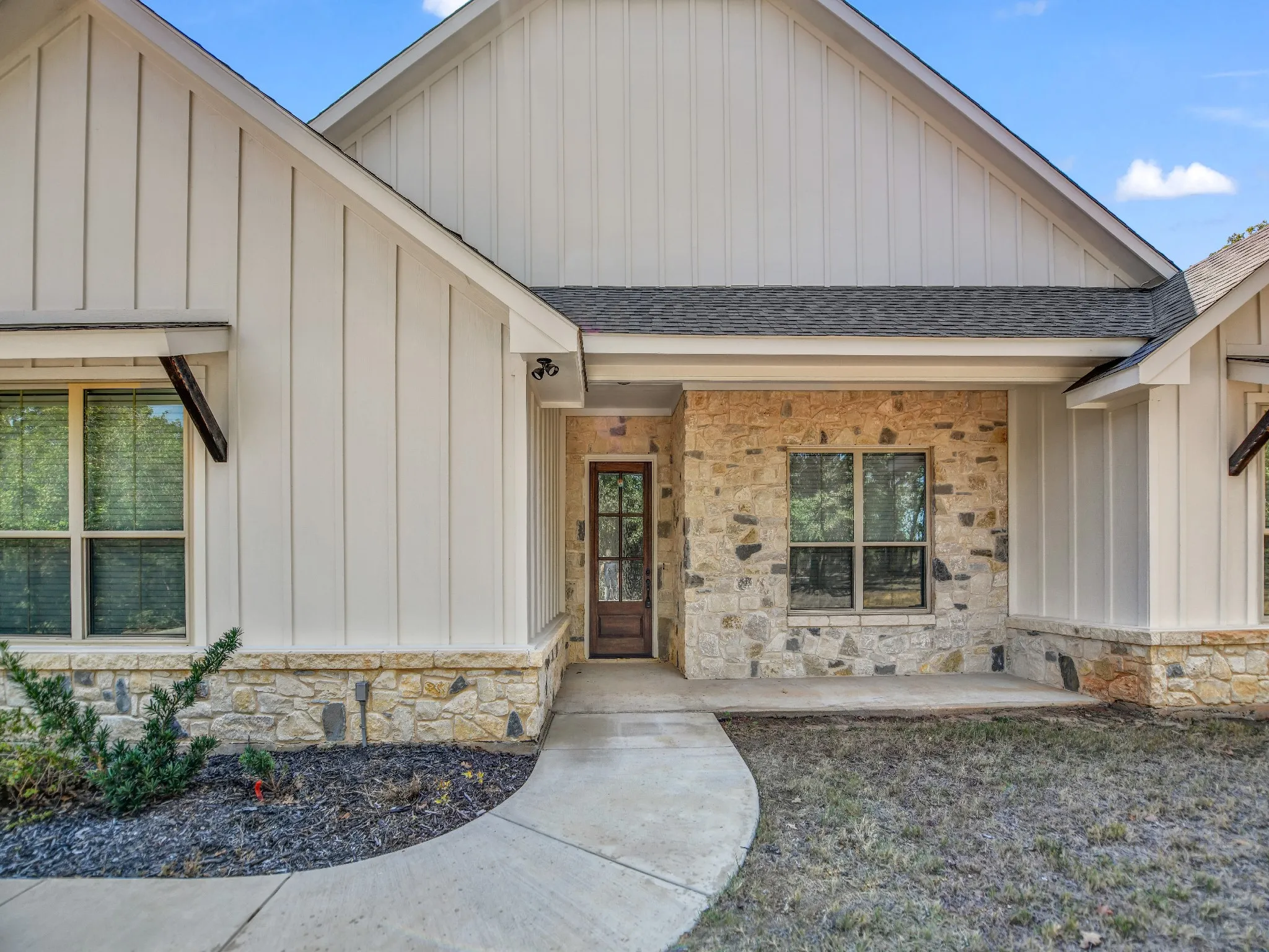 Single Family Residence For Rent in Parker County , 183 Graystone Drive, Weatherford, Texas 76088, 4 Bedroom, 2 Bathroom, 3 Garage spaces, 2,239 Sqft, built in 2022, mls#21395349, Real Estate Agent in Weatherford, Homes For Rent in Parker county, Homes For Rent in Weatherford, Realtor in Weatherford Texas, Real Estate Brokerage Independent Realty Texas, Luminita Cordes Realtor