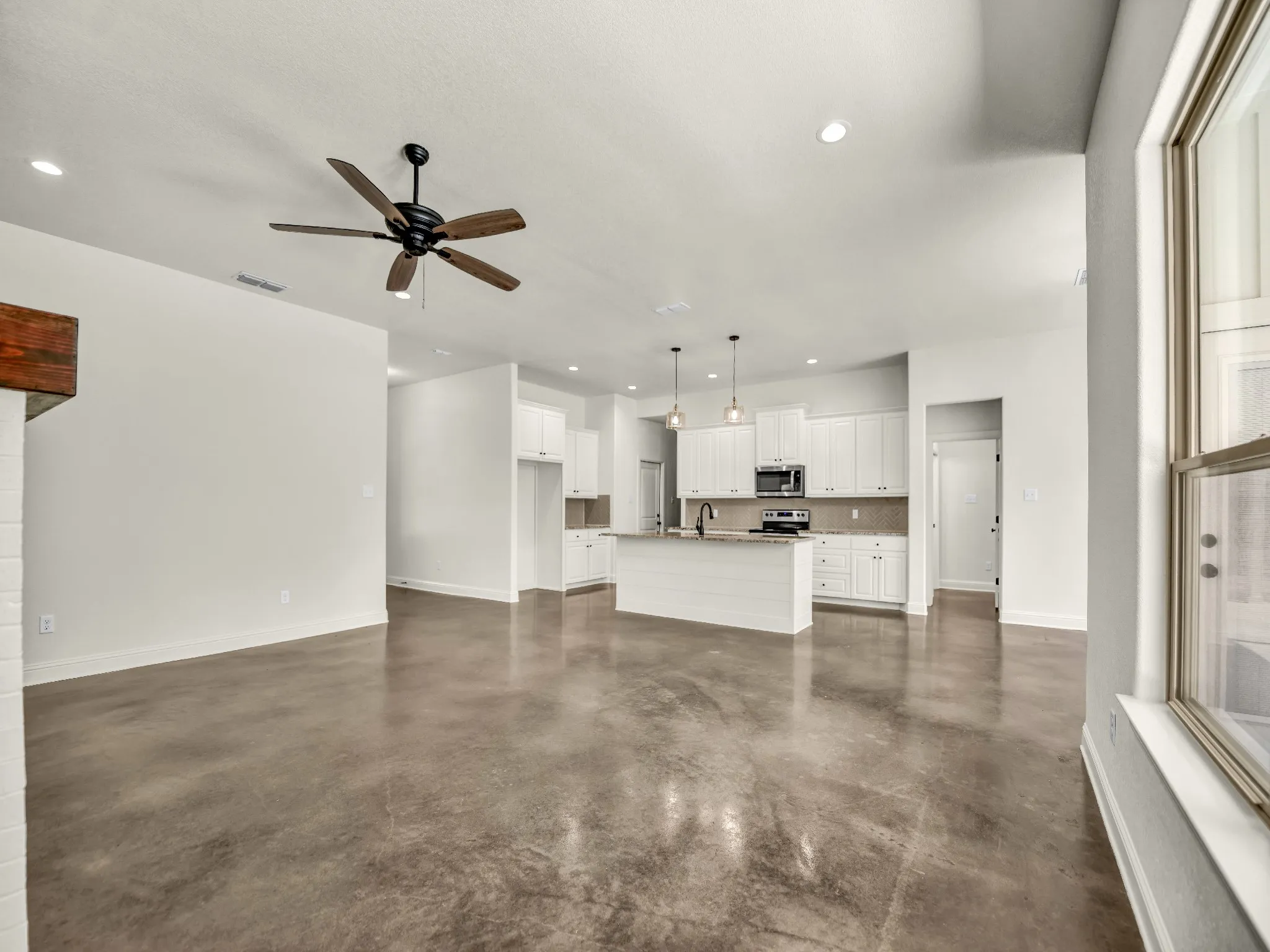 Single Family Residence For Rent in Parker County , 183 Graystone Drive, Weatherford, Texas 76088, 4 Bedroom, 2 Bathroom, 3 Garage spaces, 2,239 Sqft, built in 2022, mls#21395349, Real Estate Agent in Weatherford, Homes For Rent in Parker county, Homes For Rent in Weatherford, Realtor in Weatherford Texas, Real Estate Brokerage Independent Realty Texas, Luminita Cordes Realtor