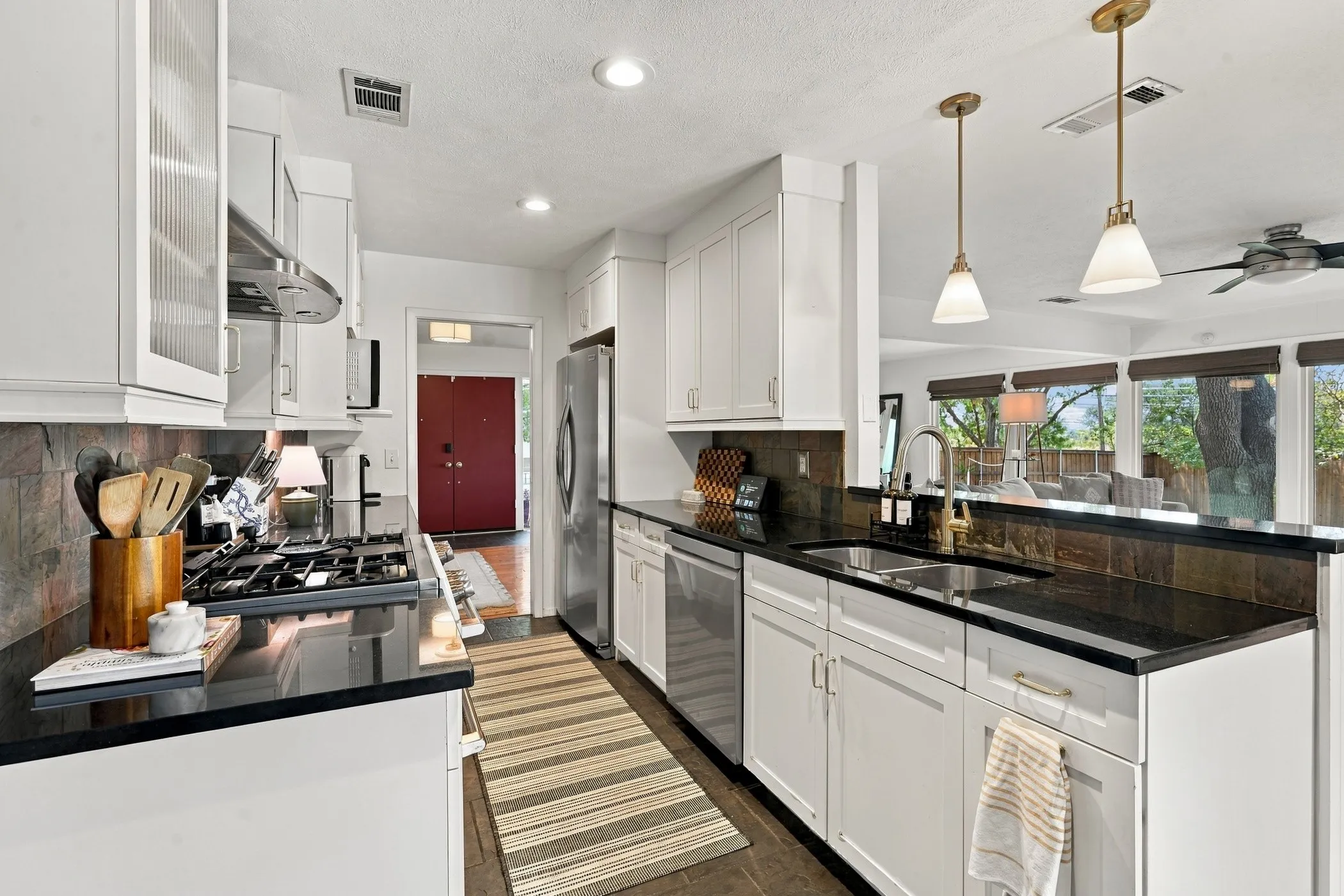 Single Family Residence For Sale in Dallas County , 9307 Crestedge Drive, Dallas, Texas 75238, 5 Bedroom, 2 Bathroom, 2 Garage spaces, 2,322 Sqft, built in 1967, mls#21392352, Real Estate Agent in Dallas, Homes For Sale in Dallas county, Homes For Sale in Dallas, Realtor in Dallas Texas, Real Estate Brokerage Independent Realty Texas, Luminita Cordes Realtor