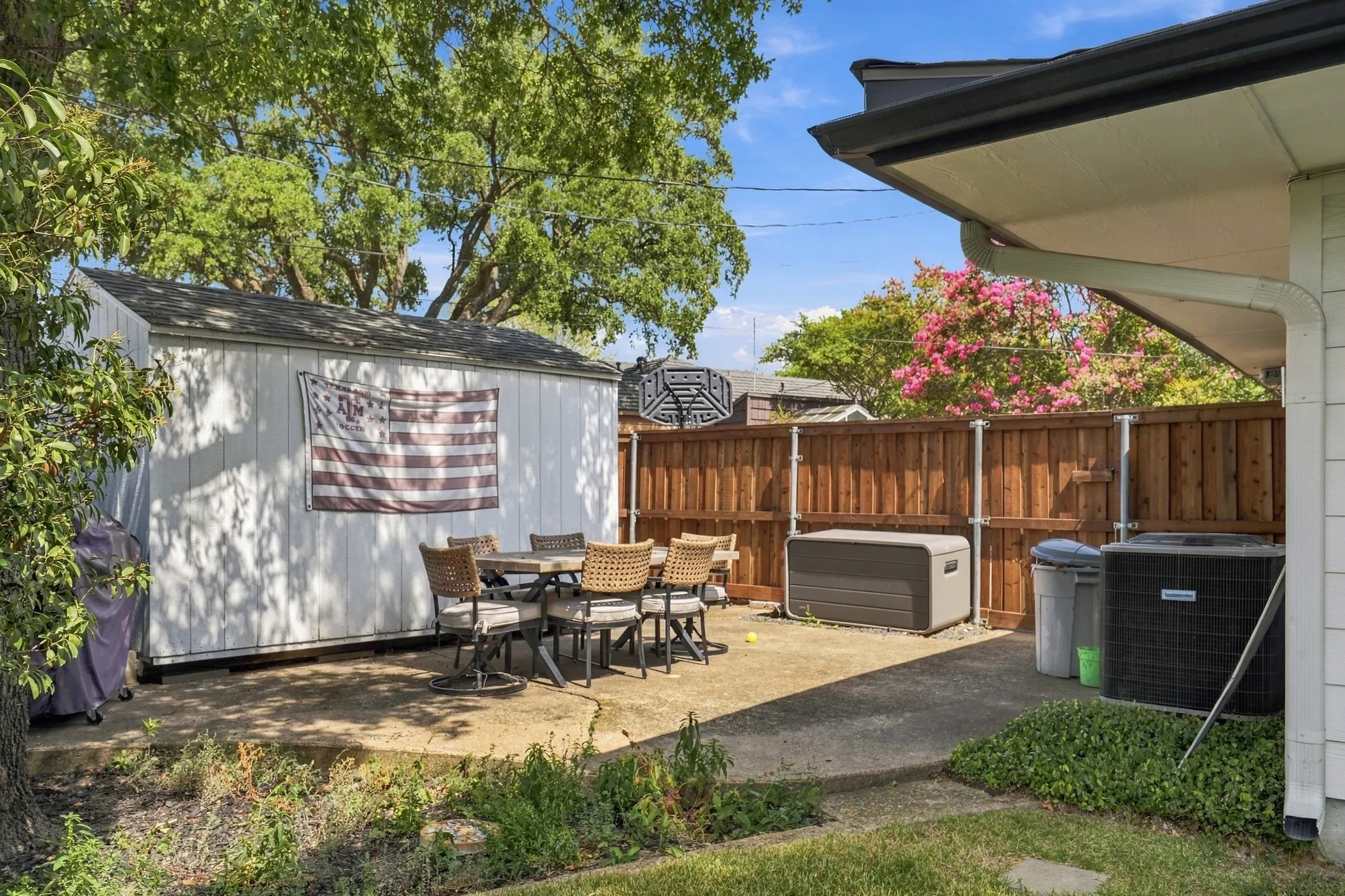 Single Family Residence For Sale in Dallas County , 9307 Crestedge Drive, Dallas, Texas 75238, 5 Bedroom, 2 Bathroom, 2 Garage spaces, 2,322 Sqft, built in 1967, mls#21392352, Real Estate Agent in Dallas, Homes For Sale in Dallas county, Homes For Sale in Dallas, Realtor in Dallas Texas, Real Estate Brokerage Independent Realty Texas, Luminita Cordes Realtor