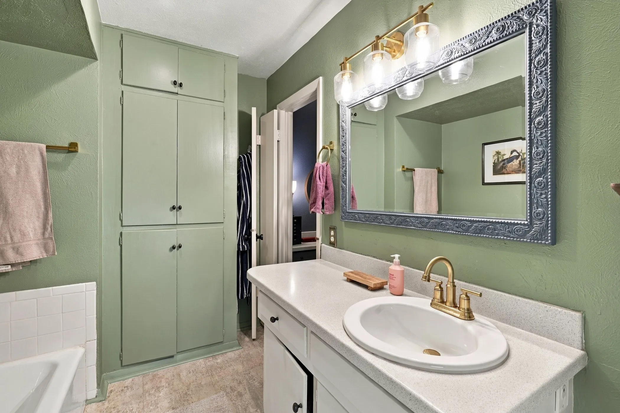 Single Family Residence For Sale in Dallas County , 9307 Crestedge Drive, Dallas, Texas 75238, 5 Bedroom, 2 Bathroom, 2 Garage spaces, 2,322 Sqft, built in 1967, mls#21392352, Real Estate Agent in Dallas, Homes For Sale in Dallas county, Homes For Sale in Dallas, Realtor in Dallas Texas, Real Estate Brokerage Independent Realty Texas, Luminita Cordes Realtor
