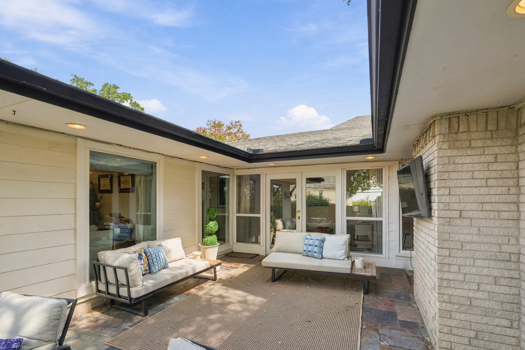 Single Family Residence For Sale in Dallas County , 9307 Crestedge Drive, Dallas, Texas 75238, 5 Bedroom, 2 Bathroom, 2 Garage spaces, 2,322 Sqft, built in 1967, mls#21392352, Real Estate Agent in Dallas, Homes For Sale in Dallas county, Homes For Sale in Dallas, Realtor in Dallas Texas, Real Estate Brokerage Independent Realty Texas, Luminita Cordes Realtor