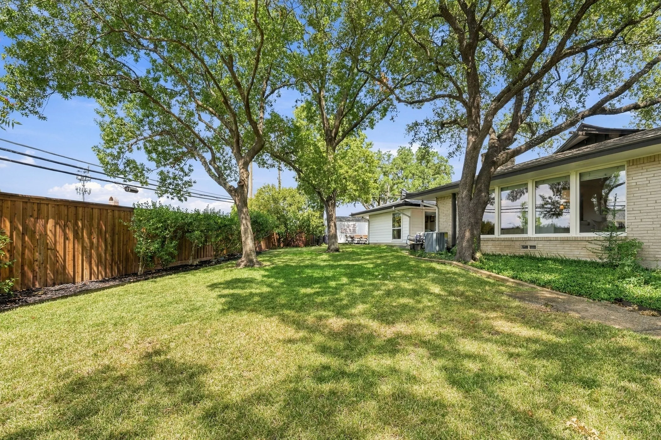 Single Family Residence For Sale in Dallas County , 9307 Crestedge Drive, Dallas, Texas 75238, 5 Bedroom, 2 Bathroom, 2 Garage spaces, 2,322 Sqft, built in 1967, mls#21392352, Real Estate Agent in Dallas, Homes For Sale in Dallas county, Homes For Sale in Dallas, Realtor in Dallas Texas, Real Estate Brokerage Independent Realty Texas, Luminita Cordes Realtor