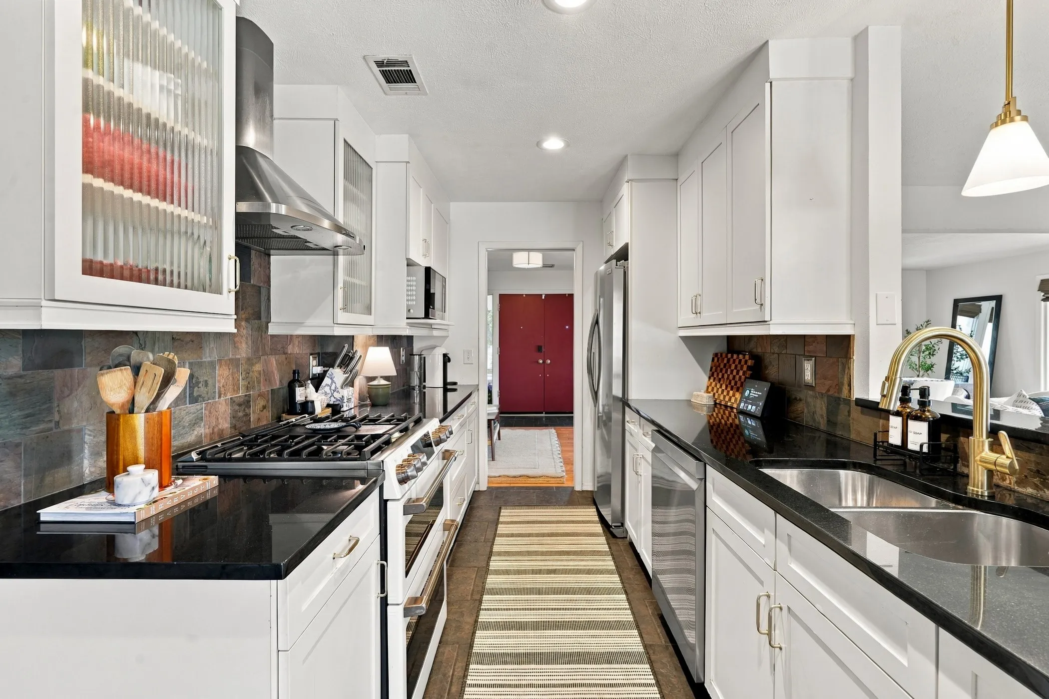 Single Family Residence For Sale in Dallas County , 9307 Crestedge Drive, Dallas, Texas 75238, 5 Bedroom, 2 Bathroom, 2 Garage spaces, 2,322 Sqft, built in 1967, mls#21392352, Real Estate Agent in Dallas, Homes For Sale in Dallas county, Homes For Sale in Dallas, Realtor in Dallas Texas, Real Estate Brokerage Independent Realty Texas, Luminita Cordes Realtor