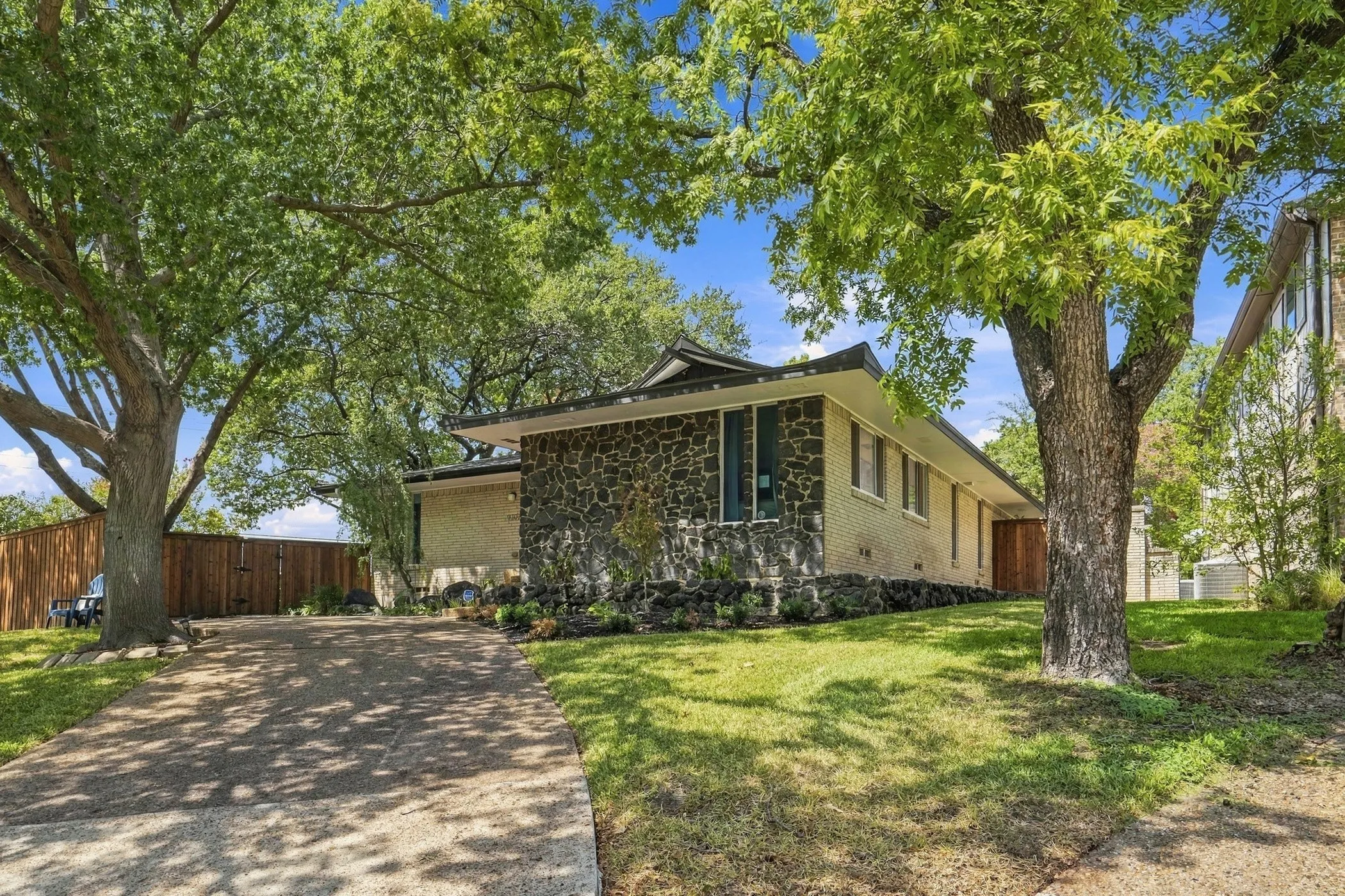 Single Family Residence For Sale in Dallas County , 9307 Crestedge Drive, Dallas, Texas 75238, 5 Bedroom, 2 Bathroom, 2 Garage spaces, 2,322 Sqft, built in 1967, mls#21392352, Real Estate Agent in Dallas, Homes For Sale in Dallas county, Homes For Sale in Dallas, Realtor in Dallas Texas, Real Estate Brokerage Independent Realty Texas, Luminita Cordes Realtor