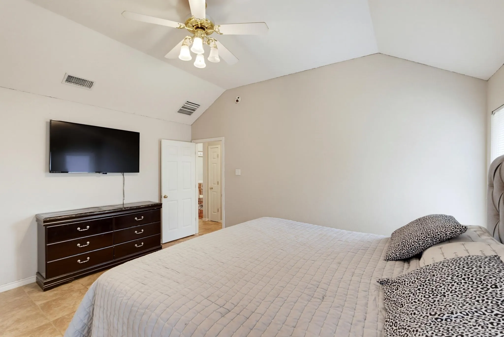 Single Family Residence For Sale in Taylor County , 1418 NEWCASTLE Drive, Abilene, Texas 79601, 3 Bedroom, 2 Bathroom, 2 Garage spaces, 1,984 Sqft, built in 1996, mls#21392232, Real Estate Agent in Abilene, Homes For Sale in Taylor county, Homes For Sale in Abilene, Realtor in Abilene Texas, Real Estate Brokerage Independent Realty Texas, Luminita Cordes Realtor