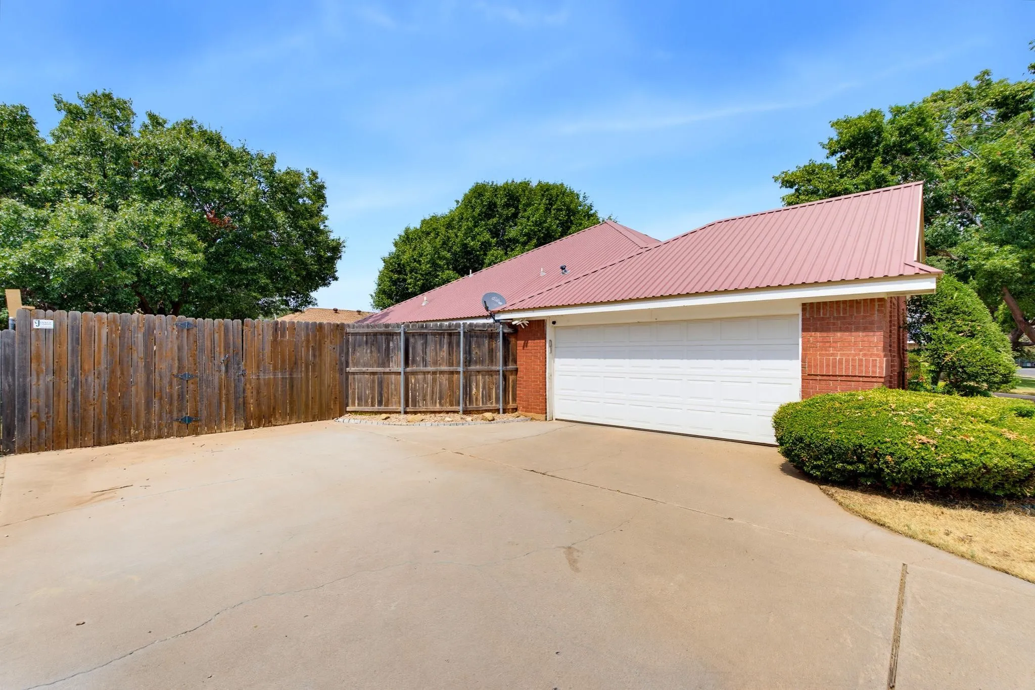 Single Family Residence For Sale in Taylor County , 1418 NEWCASTLE Drive, Abilene, Texas 79601, 3 Bedroom, 2 Bathroom, 2 Garage spaces, 1,984 Sqft, built in 1996, mls#21392232, Real Estate Agent in Abilene, Homes For Sale in Taylor county, Homes For Sale in Abilene, Realtor in Abilene Texas, Real Estate Brokerage Independent Realty Texas, Luminita Cordes Realtor