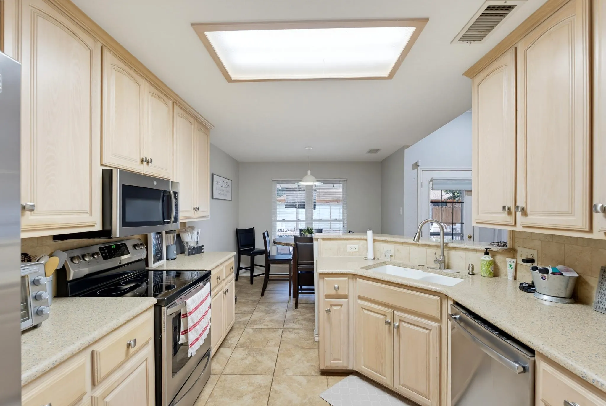 Single Family Residence For Sale in Taylor County , 1418 NEWCASTLE Drive, Abilene, Texas 79601, 3 Bedroom, 2 Bathroom, 2 Garage spaces, 1,984 Sqft, built in 1996, mls#21392232, Real Estate Agent in Abilene, Homes For Sale in Taylor county, Homes For Sale in Abilene, Realtor in Abilene Texas, Real Estate Brokerage Independent Realty Texas, Luminita Cordes Realtor