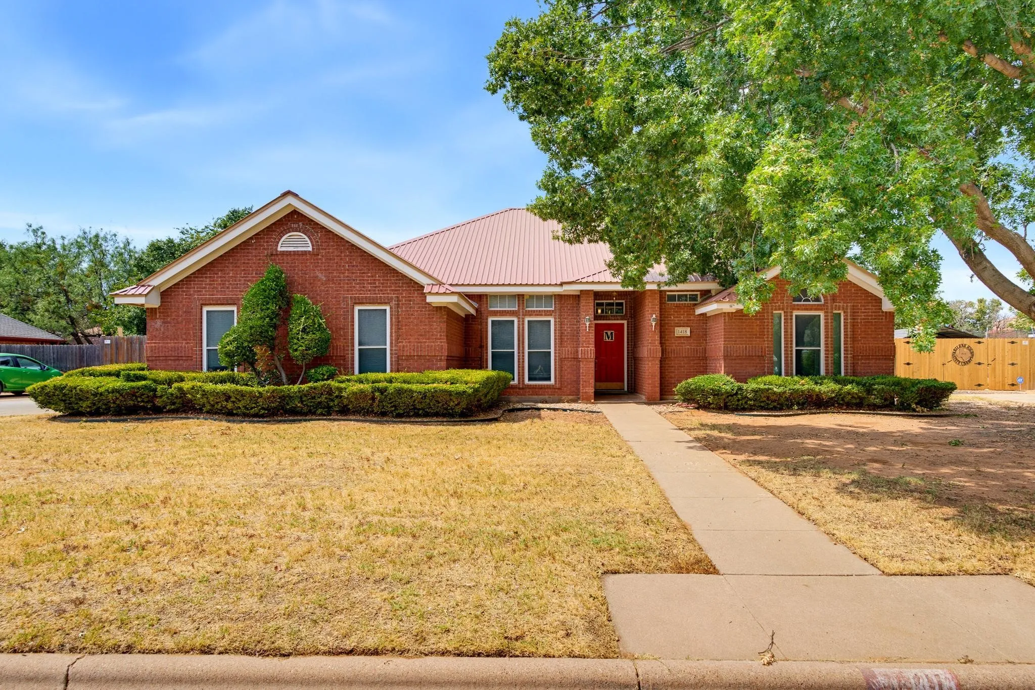Single Family Residence For Sale in Taylor County , 1418 NEWCASTLE Drive, Abilene, Texas 79601, 3 Bedroom, 2 Bathroom, 2 Garage spaces, 1,984 Sqft, built in 1996, mls#21392232, Real Estate Agent in Abilene, Homes For Sale in Taylor county, Homes For Sale in Abilene, Realtor in Abilene Texas, Real Estate Brokerage Independent Realty Texas, Luminita Cordes Realtor