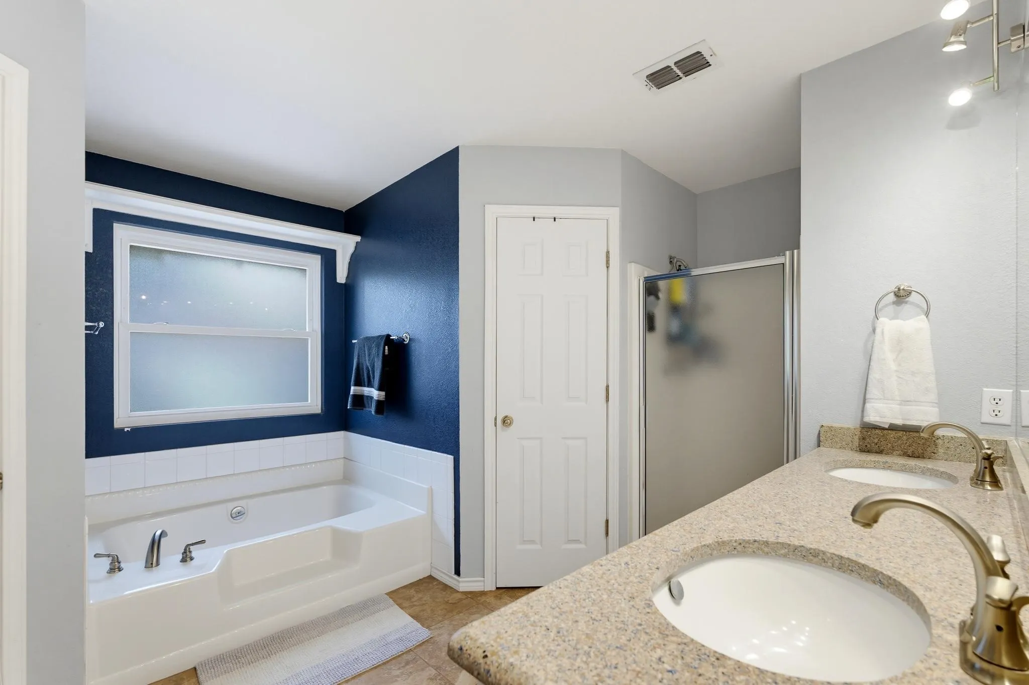 Single Family Residence For Sale in Taylor County , 1418 NEWCASTLE Drive, Abilene, Texas 79601, 3 Bedroom, 2 Bathroom, 2 Garage spaces, 1,984 Sqft, built in 1996, mls#21392232, Real Estate Agent in Abilene, Homes For Sale in Taylor county, Homes For Sale in Abilene, Realtor in Abilene Texas, Real Estate Brokerage Independent Realty Texas, Luminita Cordes Realtor