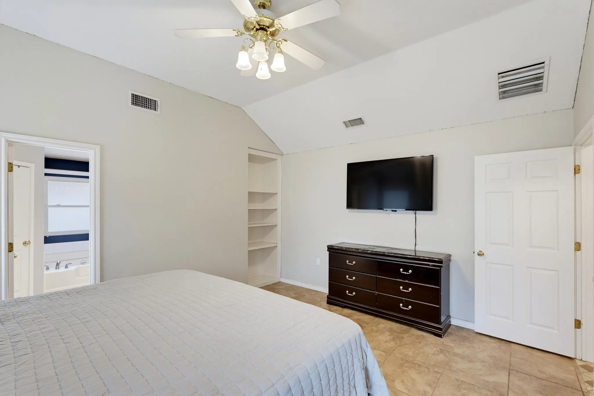 Single Family Residence For Sale in Taylor County , 1418 NEWCASTLE Drive, Abilene, Texas 79601, 3 Bedroom, 2 Bathroom, 2 Garage spaces, 1,984 Sqft, built in 1996, mls#21392232, Real Estate Agent in Abilene, Homes For Sale in Taylor county, Homes For Sale in Abilene, Realtor in Abilene Texas, Real Estate Brokerage Independent Realty Texas, Luminita Cordes Realtor