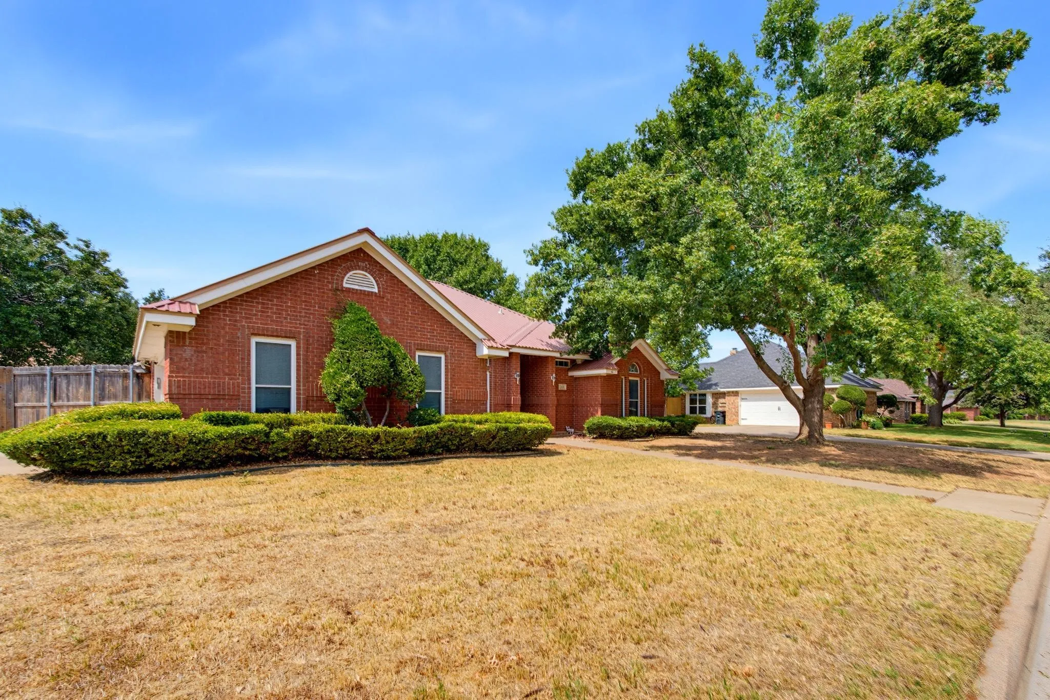Single Family Residence For Sale in Taylor County , 1418 NEWCASTLE Drive, Abilene, Texas 79601, 3 Bedroom, 2 Bathroom, 2 Garage spaces, 1,984 Sqft, built in 1996, mls#21392232, Real Estate Agent in Abilene, Homes For Sale in Taylor county, Homes For Sale in Abilene, Realtor in Abilene Texas, Real Estate Brokerage Independent Realty Texas, Luminita Cordes Realtor