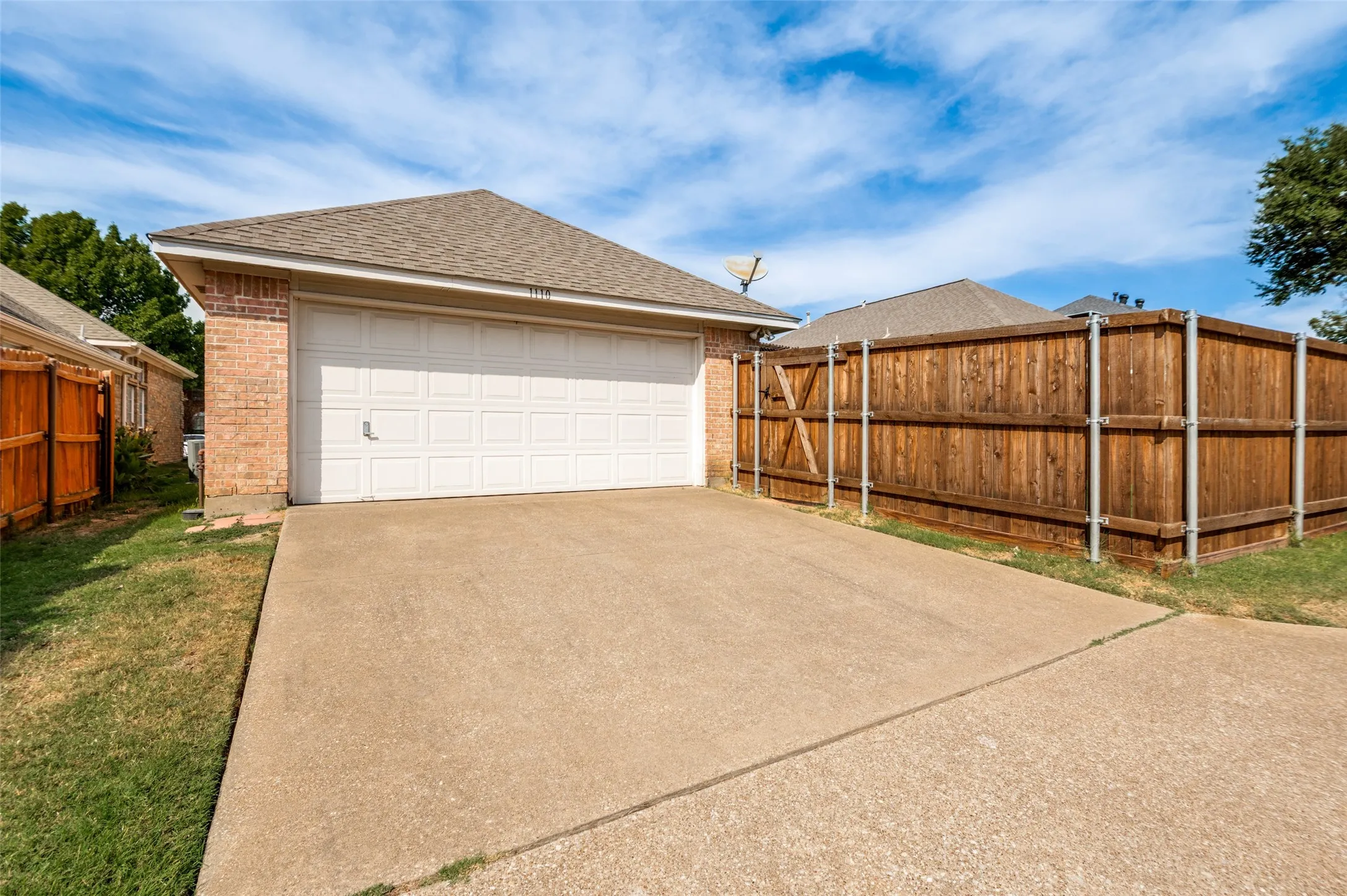 Single Family Residence For Sale in Denton County , 1110 Emily Lane, Carrollton, Texas 75010, 3 Bedroom, 2 Bathroom, 2 Garage spaces, 1,518 Sqft, built in 1989, mls#21395174, Real Estate Agent in Carrollton, Homes For Sale in Denton county, Homes For Sale in Carrollton, Realtor in Carrollton Texas, Real Estate Brokerage Independent Realty Texas, Luminita Cordes Realtor