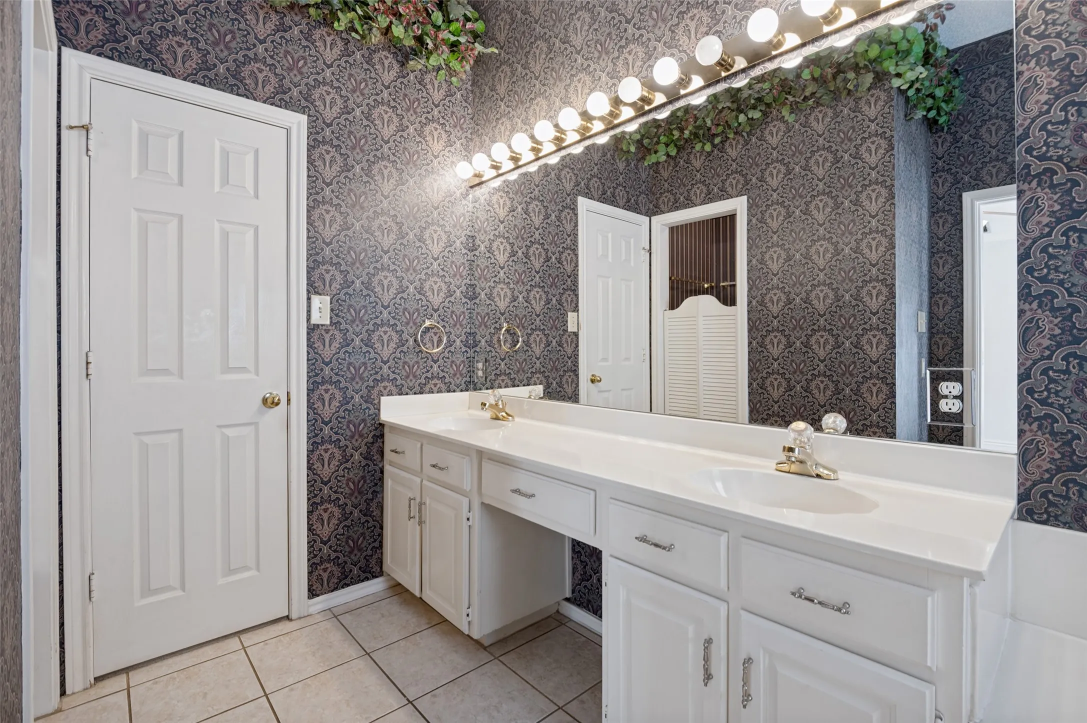 Single Family Residence For Sale in Denton County , 1110 Emily Lane, Carrollton, Texas 75010, 3 Bedroom, 2 Bathroom, 2 Garage spaces, 1,518 Sqft, built in 1989, mls#21395174, Real Estate Agent in Carrollton, Homes For Sale in Denton county, Homes For Sale in Carrollton, Realtor in Carrollton Texas, Real Estate Brokerage Independent Realty Texas, Luminita Cordes Realtor
