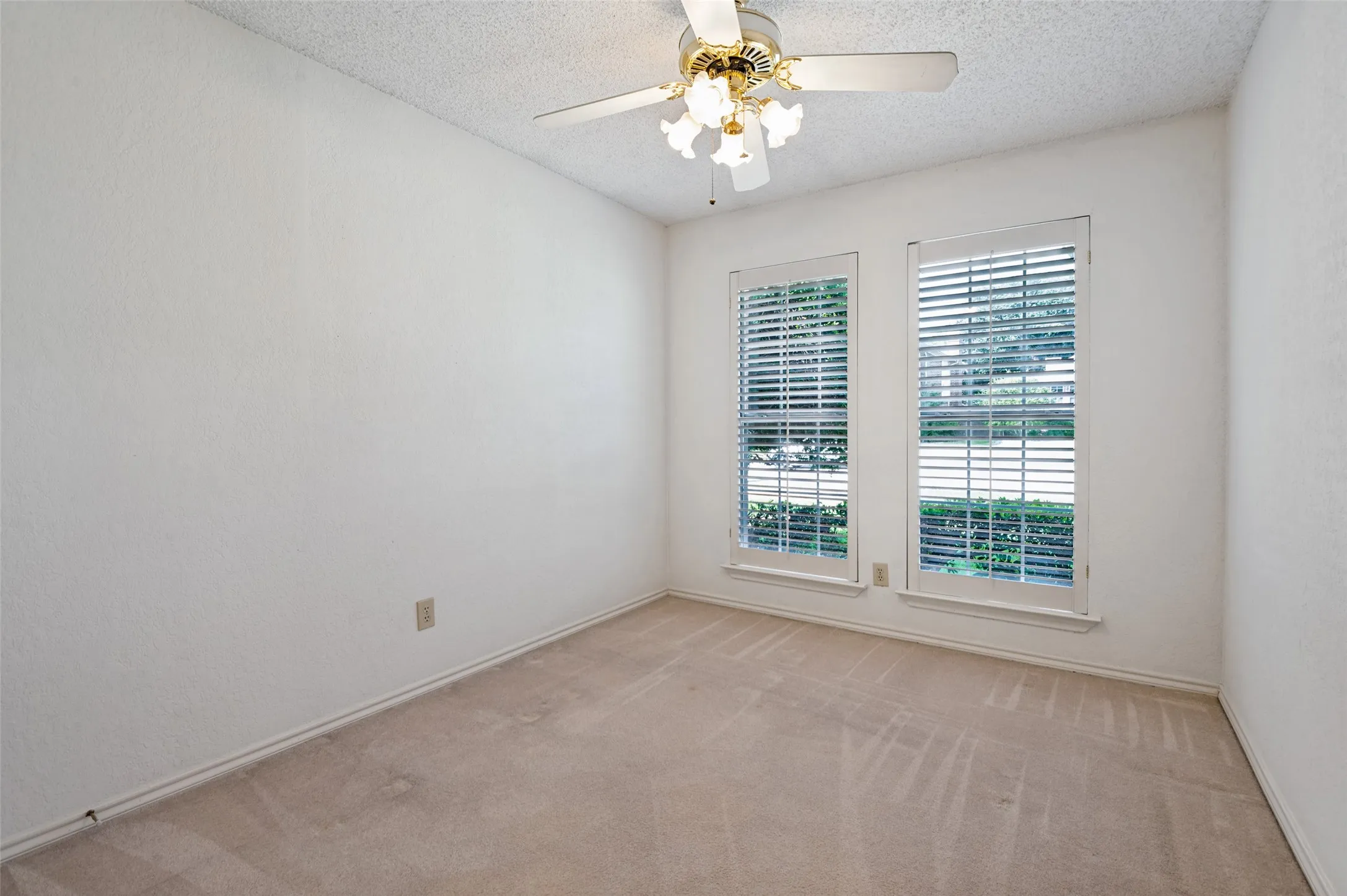 Single Family Residence For Sale in Denton County , 1110 Emily Lane, Carrollton, Texas 75010, 3 Bedroom, 2 Bathroom, 2 Garage spaces, 1,518 Sqft, built in 1989, mls#21395174, Real Estate Agent in Carrollton, Homes For Sale in Denton county, Homes For Sale in Carrollton, Realtor in Carrollton Texas, Real Estate Brokerage Independent Realty Texas, Luminita Cordes Realtor