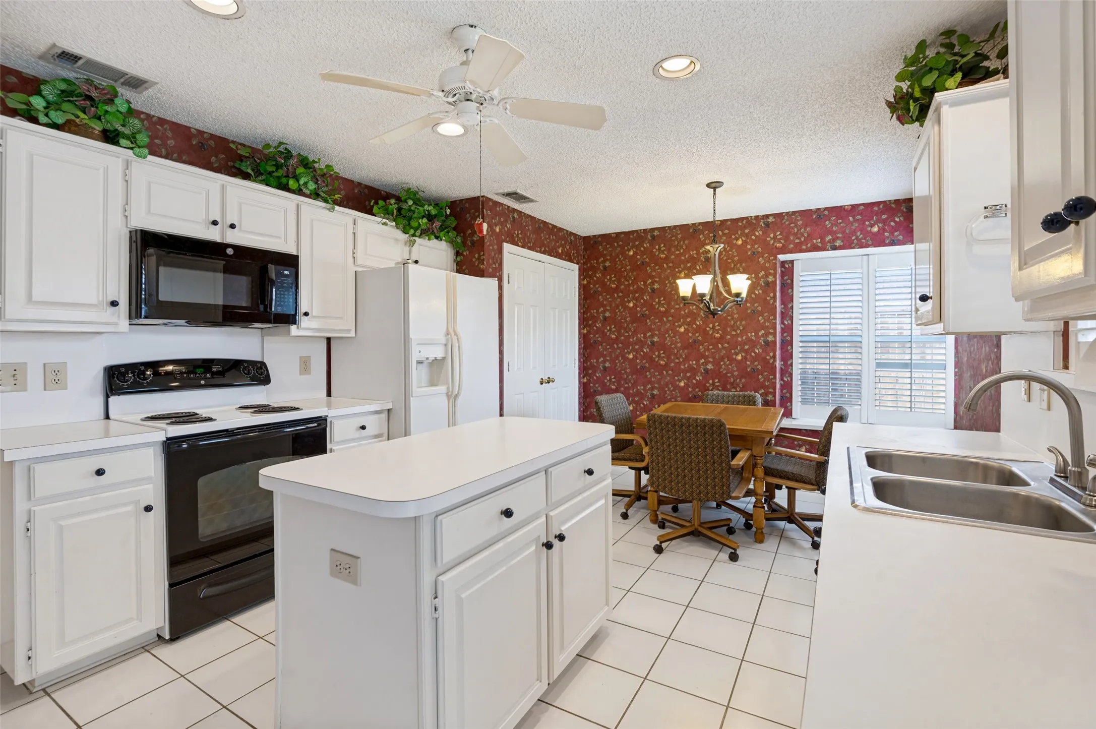 Single Family Residence For Sale in Denton County , 1110 Emily Lane, Carrollton, Texas 75010, 3 Bedroom, 2 Bathroom, 2 Garage spaces, 1,518 Sqft, built in 1989, mls#21395174, Real Estate Agent in Carrollton, Homes For Sale in Denton county, Homes For Sale in Carrollton, Realtor in Carrollton Texas, Real Estate Brokerage Independent Realty Texas, Luminita Cordes Realtor