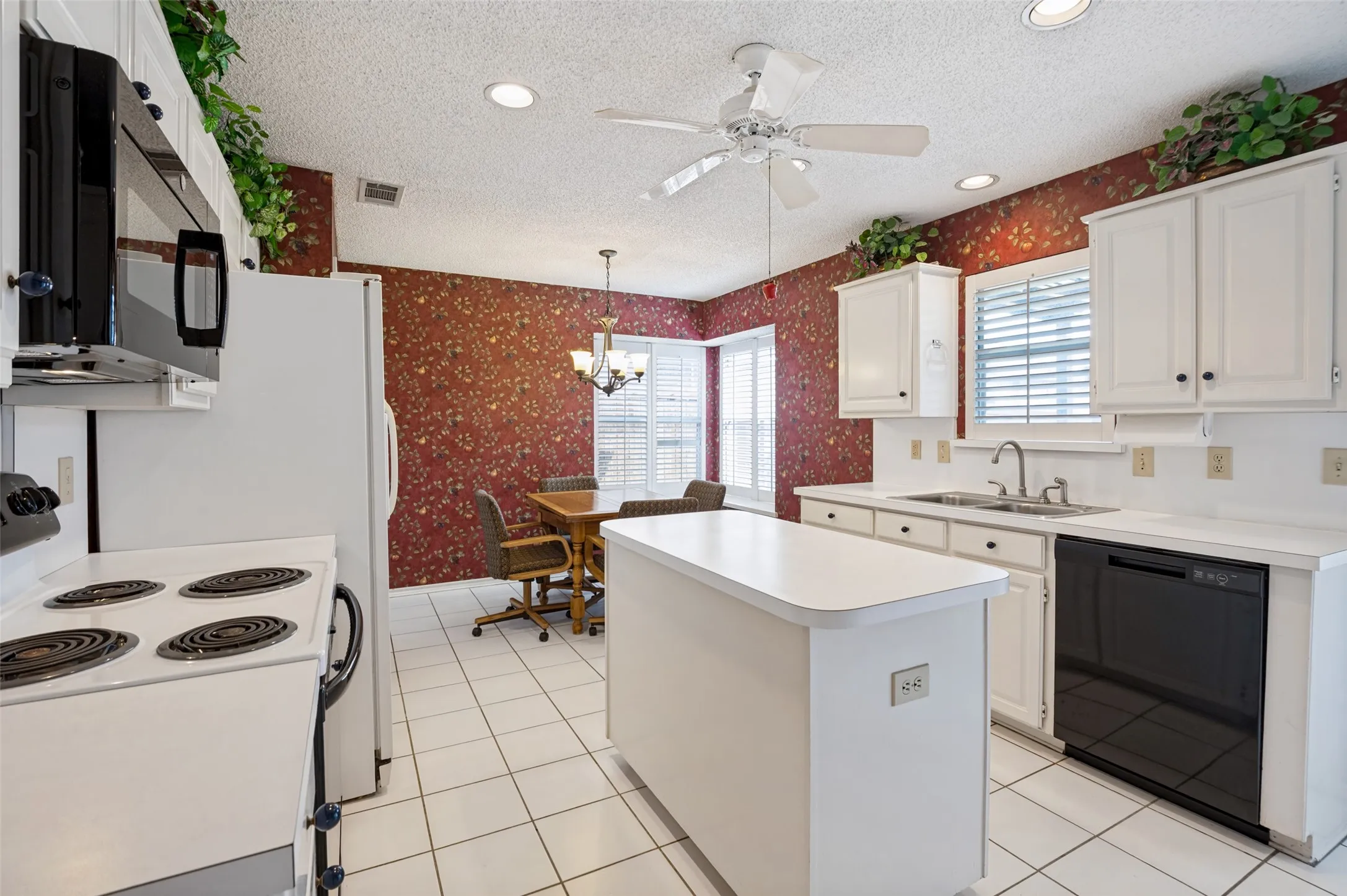 Single Family Residence For Sale in Denton County , 1110 Emily Lane, Carrollton, Texas 75010, 3 Bedroom, 2 Bathroom, 2 Garage spaces, 1,518 Sqft, built in 1989, mls#21395174, Real Estate Agent in Carrollton, Homes For Sale in Denton county, Homes For Sale in Carrollton, Realtor in Carrollton Texas, Real Estate Brokerage Independent Realty Texas, Luminita Cordes Realtor