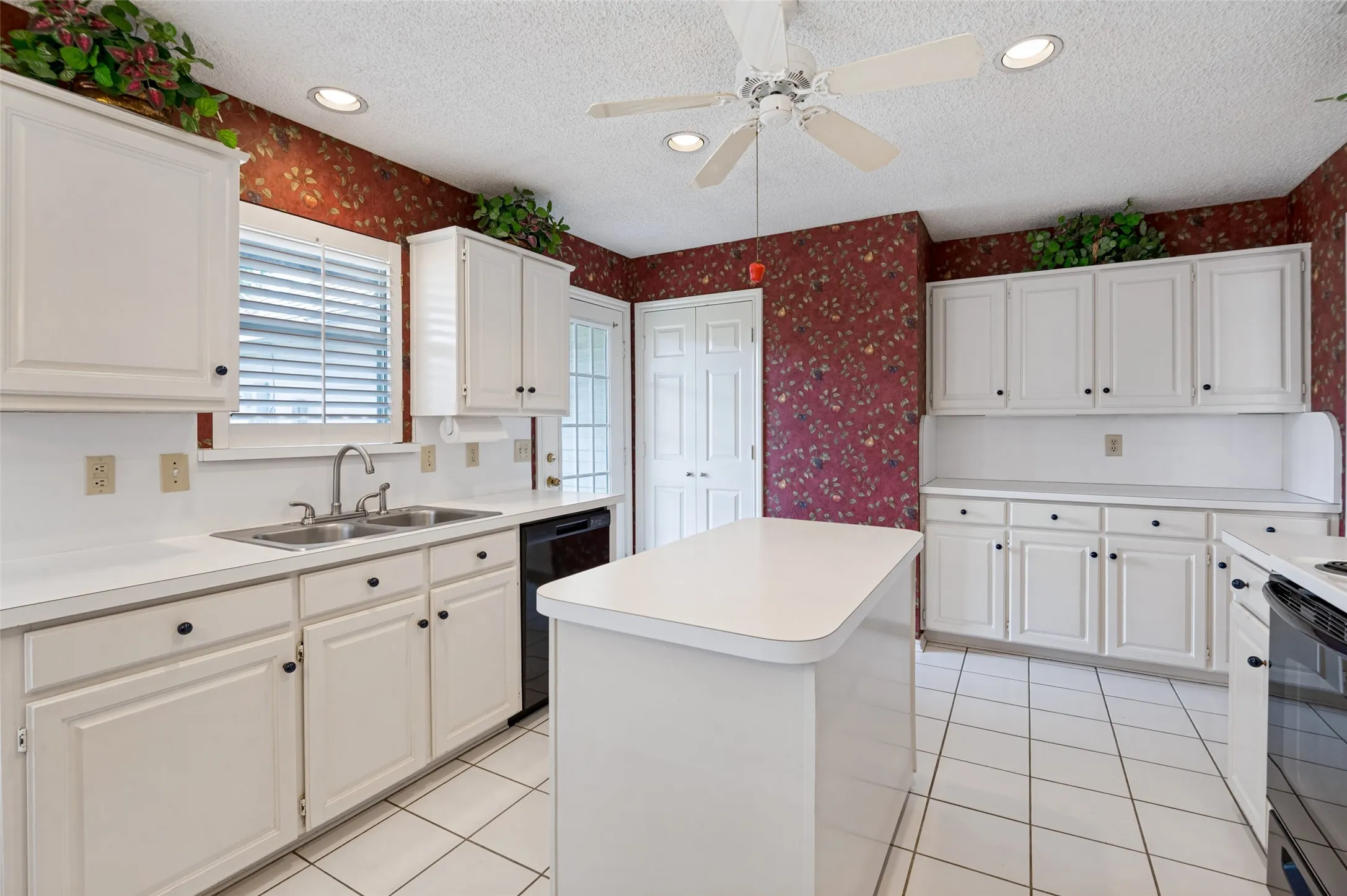 Single Family Residence For Sale in Denton County , 1110 Emily Lane, Carrollton, Texas 75010, 3 Bedroom, 2 Bathroom, 2 Garage spaces, 1,518 Sqft, built in 1989, mls#21395174, Real Estate Agent in Carrollton, Homes For Sale in Denton county, Homes For Sale in Carrollton, Realtor in Carrollton Texas, Real Estate Brokerage Independent Realty Texas, Luminita Cordes Realtor