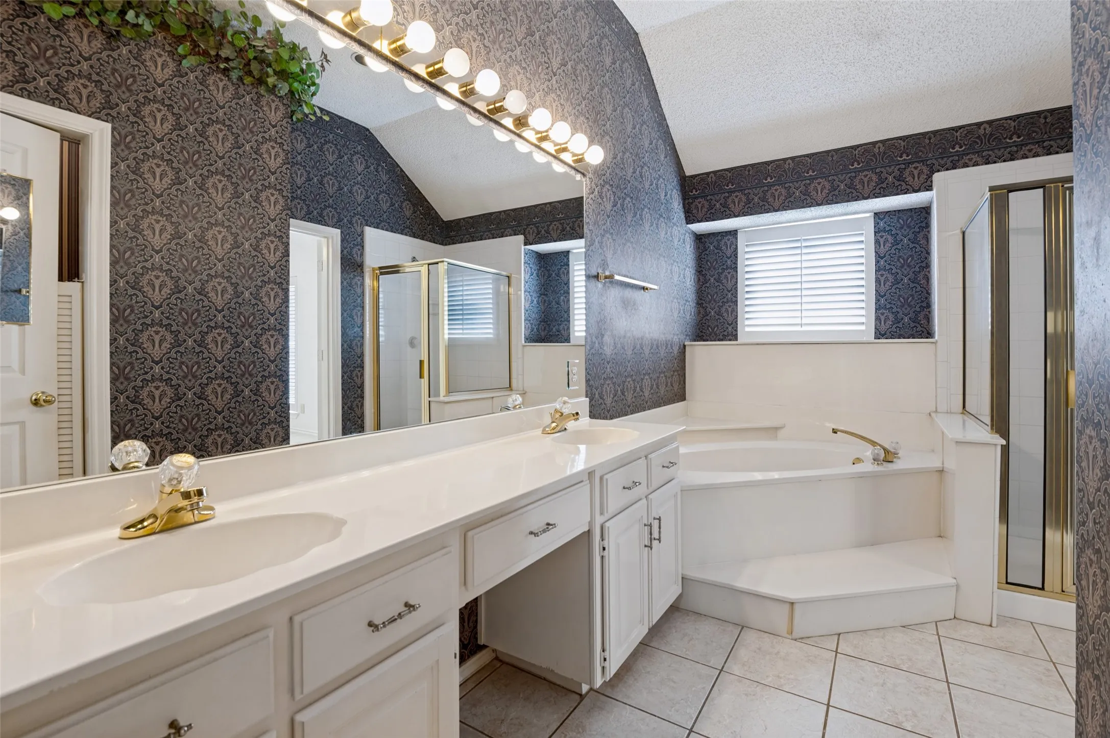 Single Family Residence For Sale in Denton County , 1110 Emily Lane, Carrollton, Texas 75010, 3 Bedroom, 2 Bathroom, 2 Garage spaces, 1,518 Sqft, built in 1989, mls#21395174, Real Estate Agent in Carrollton, Homes For Sale in Denton county, Homes For Sale in Carrollton, Realtor in Carrollton Texas, Real Estate Brokerage Independent Realty Texas, Luminita Cordes Realtor
