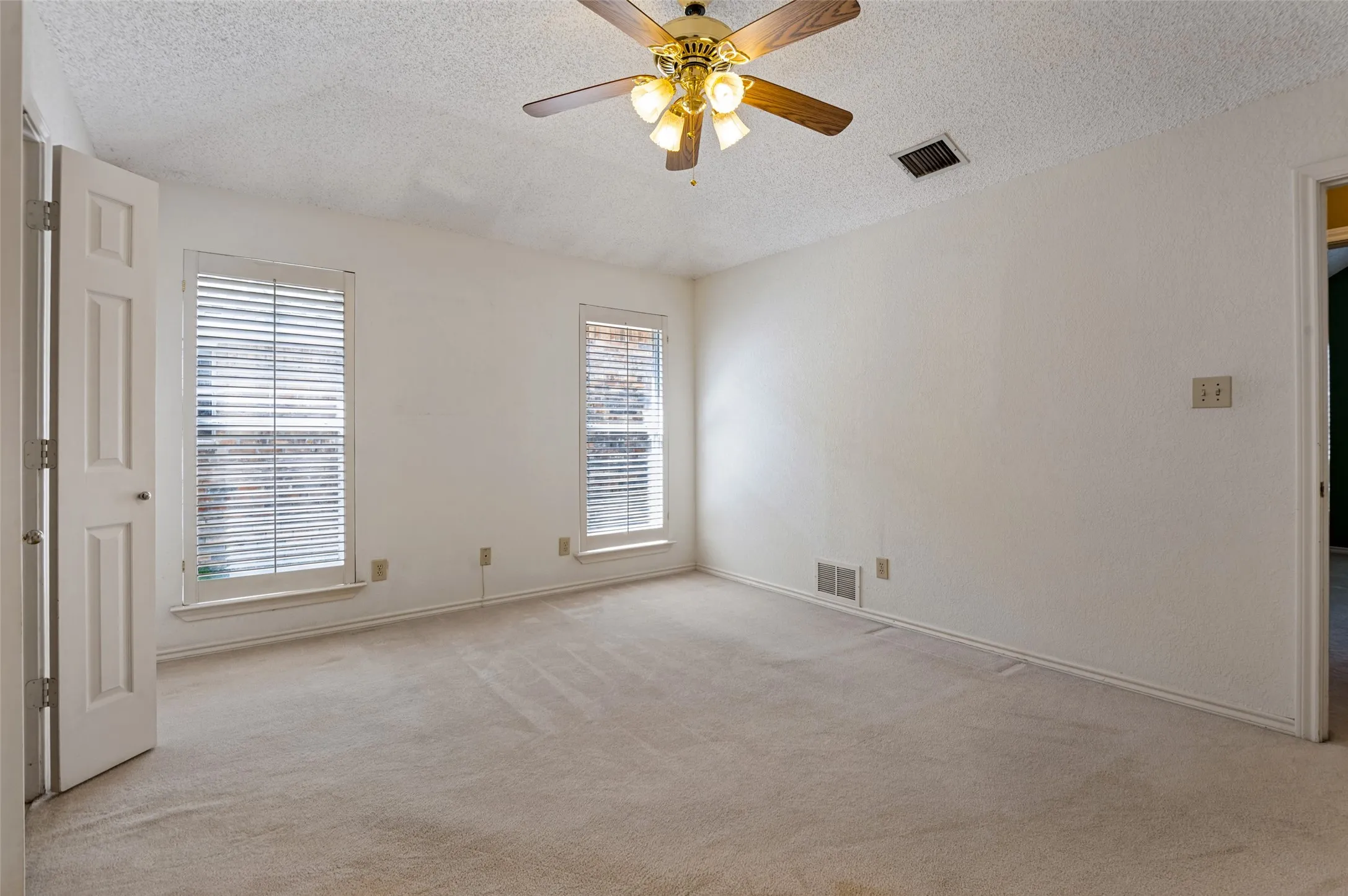 Single Family Residence For Sale in Denton County , 1110 Emily Lane, Carrollton, Texas 75010, 3 Bedroom, 2 Bathroom, 2 Garage spaces, 1,518 Sqft, built in 1989, mls#21395174, Real Estate Agent in Carrollton, Homes For Sale in Denton county, Homes For Sale in Carrollton, Realtor in Carrollton Texas, Real Estate Brokerage Independent Realty Texas, Luminita Cordes Realtor