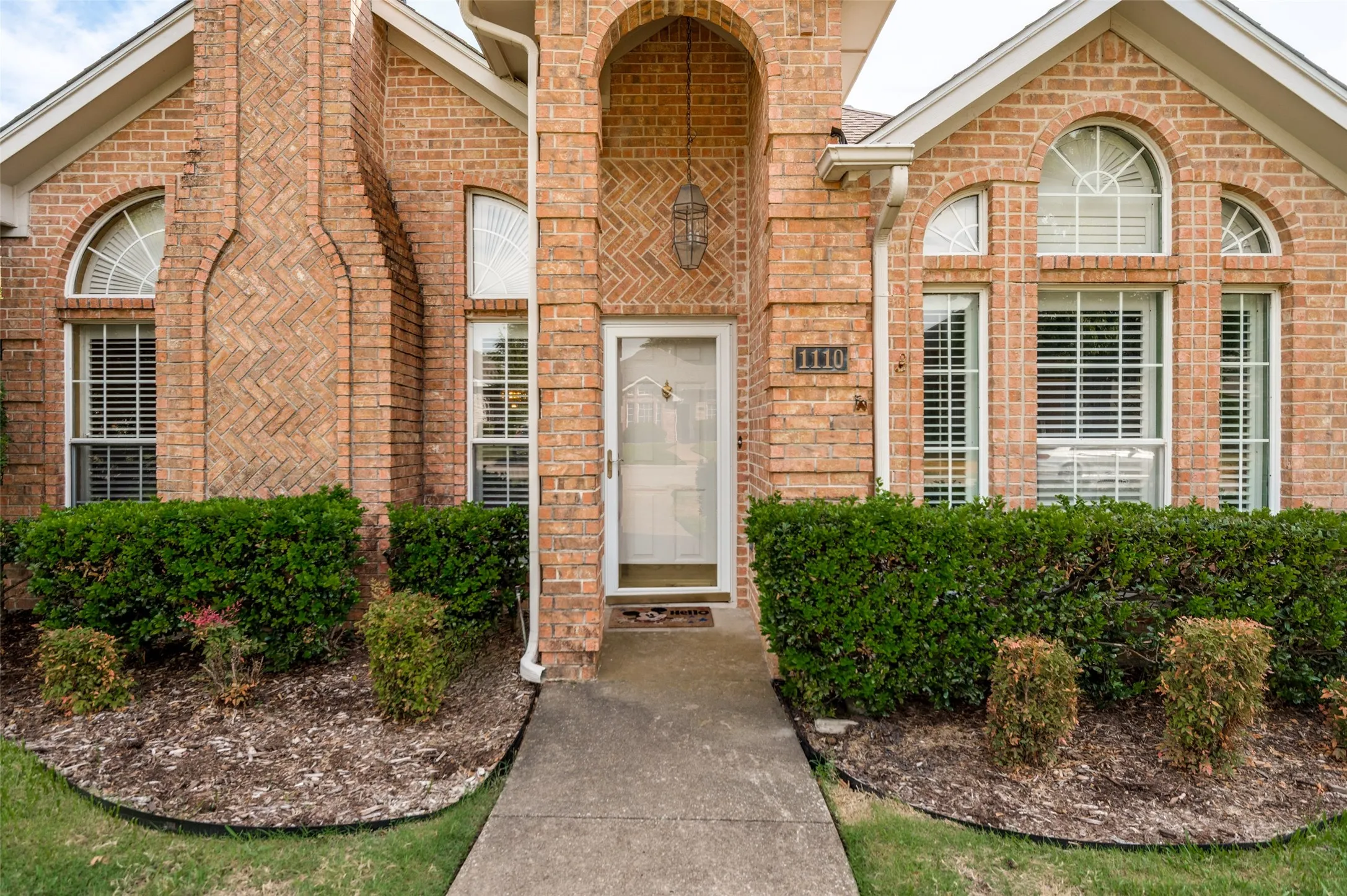 Single Family Residence For Sale in Denton County , 1110 Emily Lane, Carrollton, Texas 75010, 3 Bedroom, 2 Bathroom, 2 Garage spaces, 1,518 Sqft, built in 1989, mls#21395174, Real Estate Agent in Carrollton, Homes For Sale in Denton county, Homes For Sale in Carrollton, Realtor in Carrollton Texas, Real Estate Brokerage Independent Realty Texas, Luminita Cordes Realtor