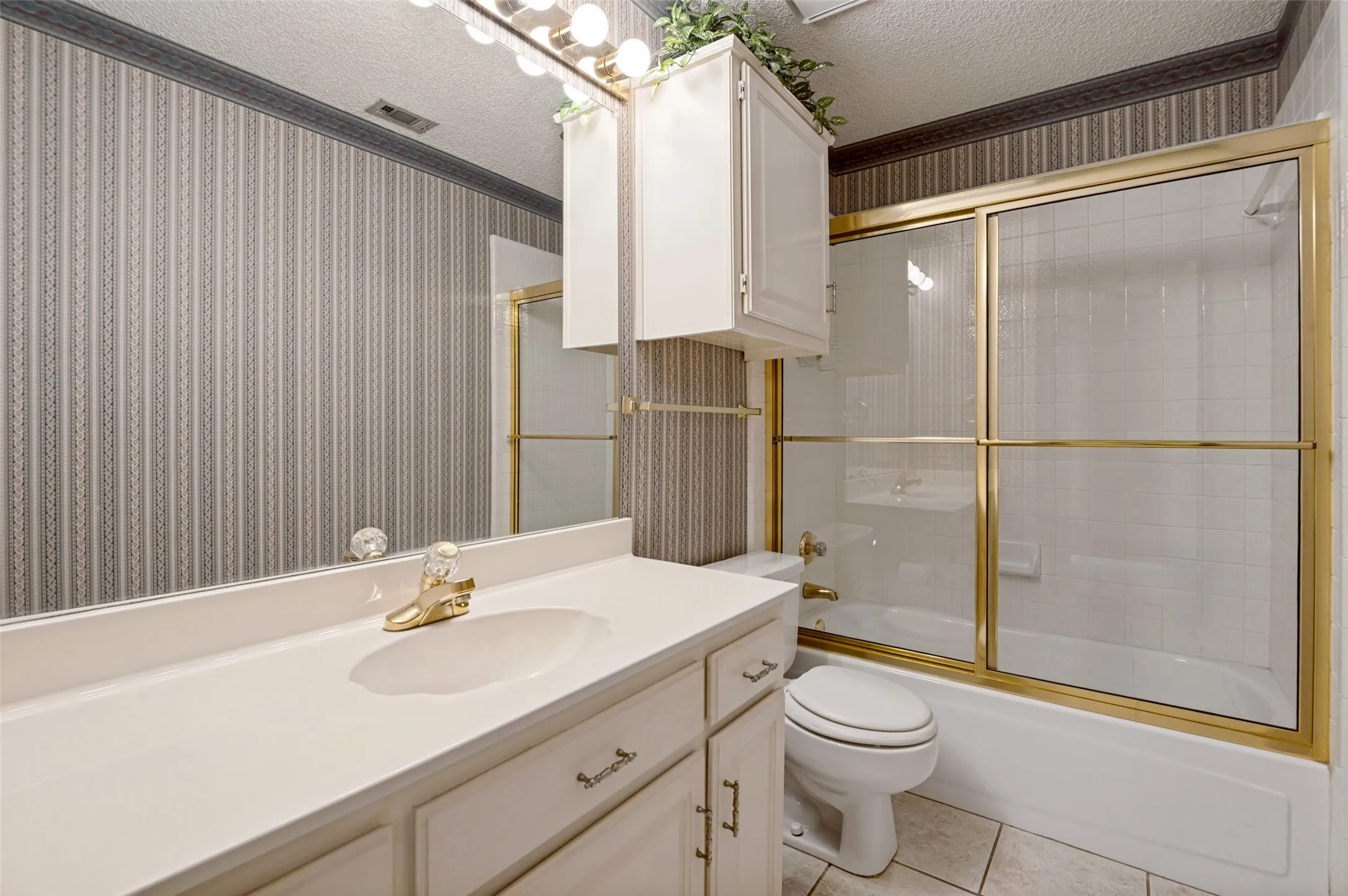 Single Family Residence For Sale in Denton County , 1110 Emily Lane, Carrollton, Texas 75010, 3 Bedroom, 2 Bathroom, 2 Garage spaces, 1,518 Sqft, built in 1989, mls#21395174, Real Estate Agent in Carrollton, Homes For Sale in Denton county, Homes For Sale in Carrollton, Realtor in Carrollton Texas, Real Estate Brokerage Independent Realty Texas, Luminita Cordes Realtor