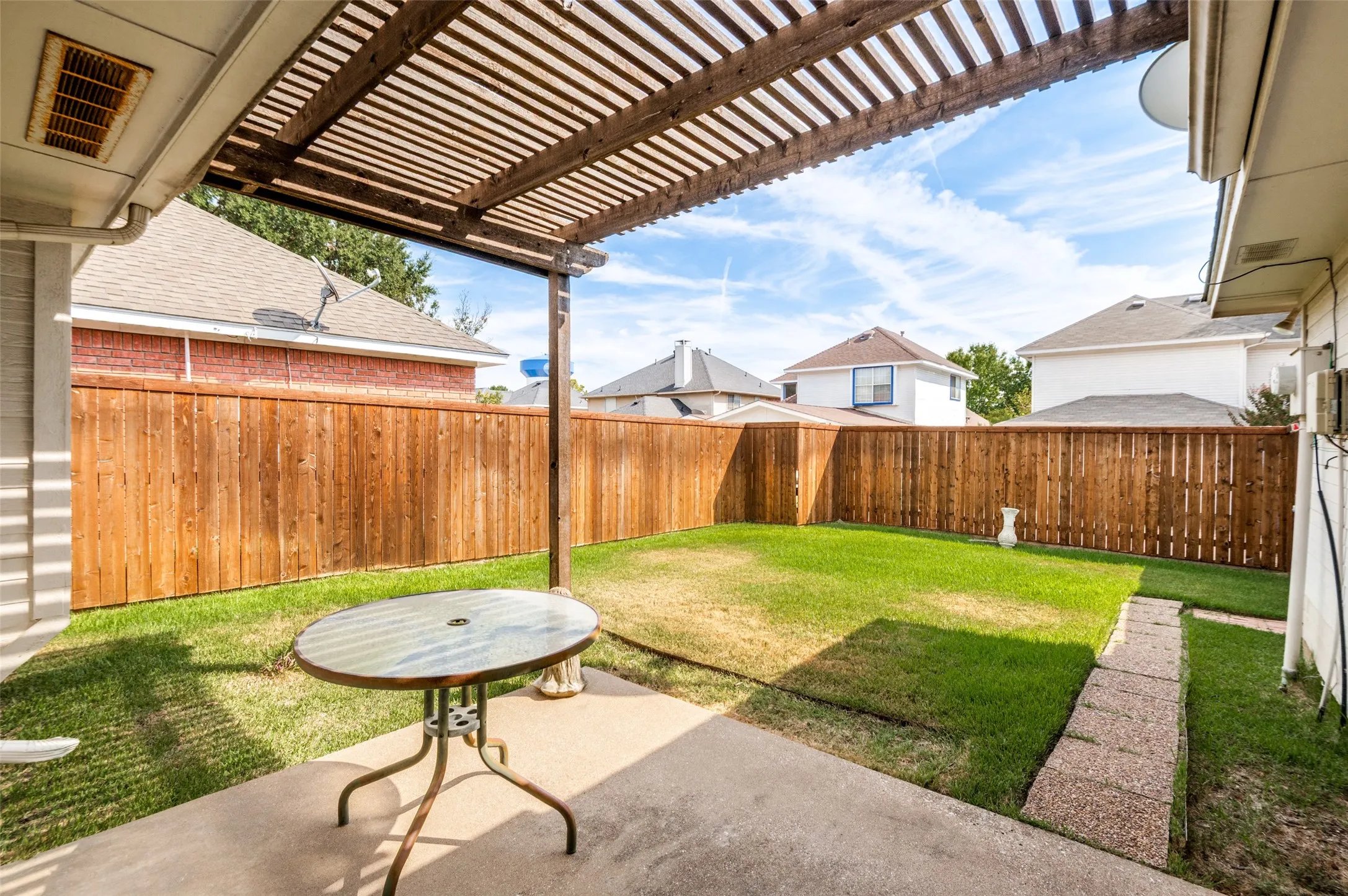 Single Family Residence For Sale in Denton County , 1110 Emily Lane, Carrollton, Texas 75010, 3 Bedroom, 2 Bathroom, 2 Garage spaces, 1,518 Sqft, built in 1989, mls#21395174, Real Estate Agent in Carrollton, Homes For Sale in Denton county, Homes For Sale in Carrollton, Realtor in Carrollton Texas, Real Estate Brokerage Independent Realty Texas, Luminita Cordes Realtor