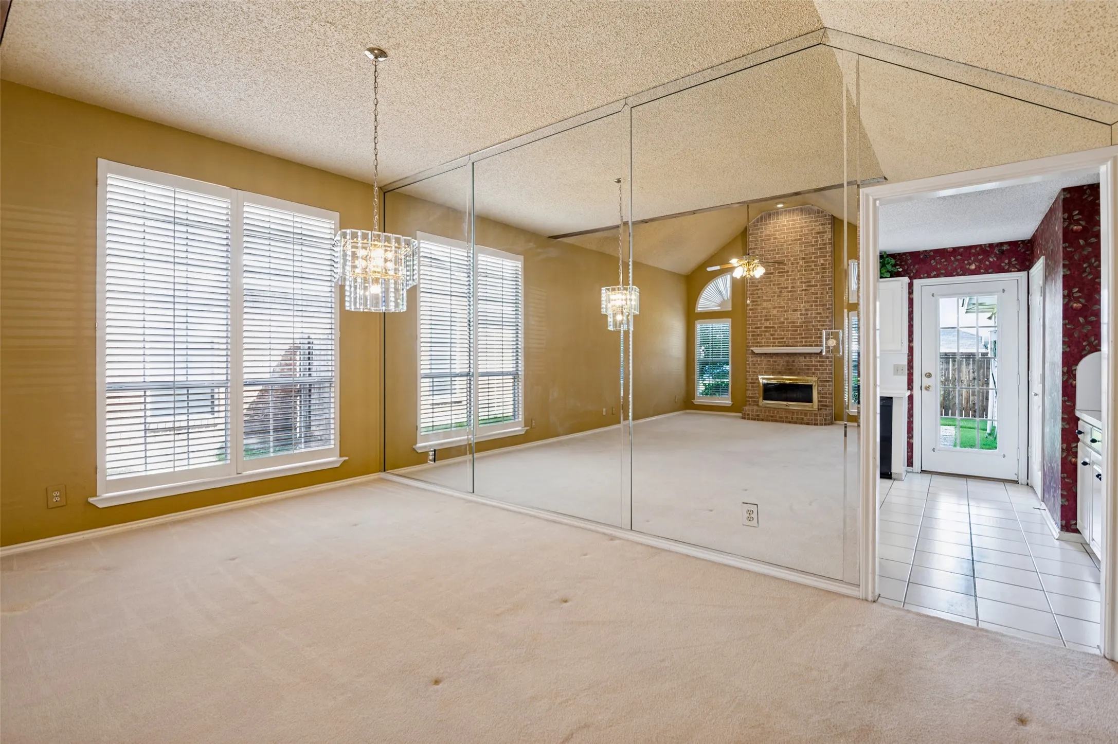 Single Family Residence For Sale in Denton County , 1110 Emily Lane, Carrollton, Texas 75010, 3 Bedroom, 2 Bathroom, 2 Garage spaces, 1,518 Sqft, built in 1989, mls#21395174, Real Estate Agent in Carrollton, Homes For Sale in Denton county, Homes For Sale in Carrollton, Realtor in Carrollton Texas, Real Estate Brokerage Independent Realty Texas, Luminita Cordes Realtor