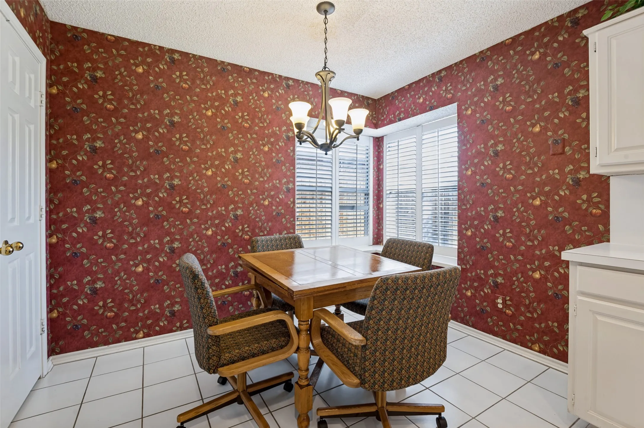 Single Family Residence For Sale in Denton County , 1110 Emily Lane, Carrollton, Texas 75010, 3 Bedroom, 2 Bathroom, 2 Garage spaces, 1,518 Sqft, built in 1989, mls#21395174, Real Estate Agent in Carrollton, Homes For Sale in Denton county, Homes For Sale in Carrollton, Realtor in Carrollton Texas, Real Estate Brokerage Independent Realty Texas, Luminita Cordes Realtor