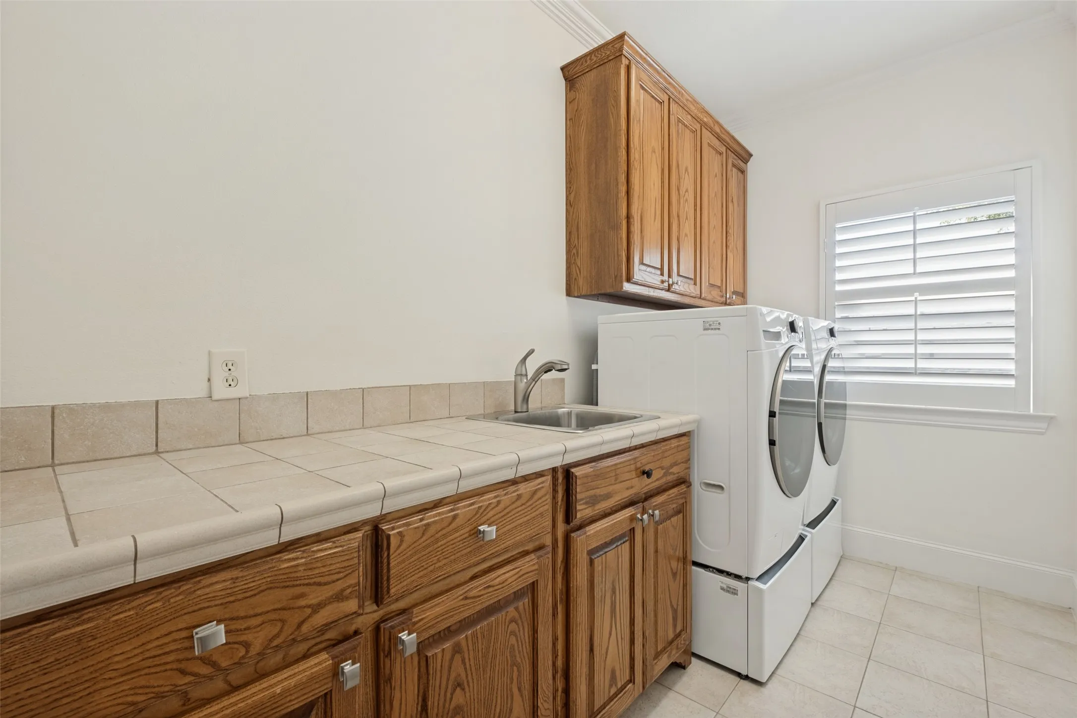 Single Family Residence For Sale in Dallas County , 5538 Ridgedale Avenue, Dallas, Texas 75206, 3 Bedroom, 2 Bathroom, 2 Garage spaces, 2,505 Sqft, built in 2005, mls#21394773, Real Estate Agent in Dallas, Homes For Sale in Dallas county, Homes For Sale in Dallas, Realtor in Dallas Texas, Real Estate Brokerage Independent Realty Texas, Luminita Cordes Realtor