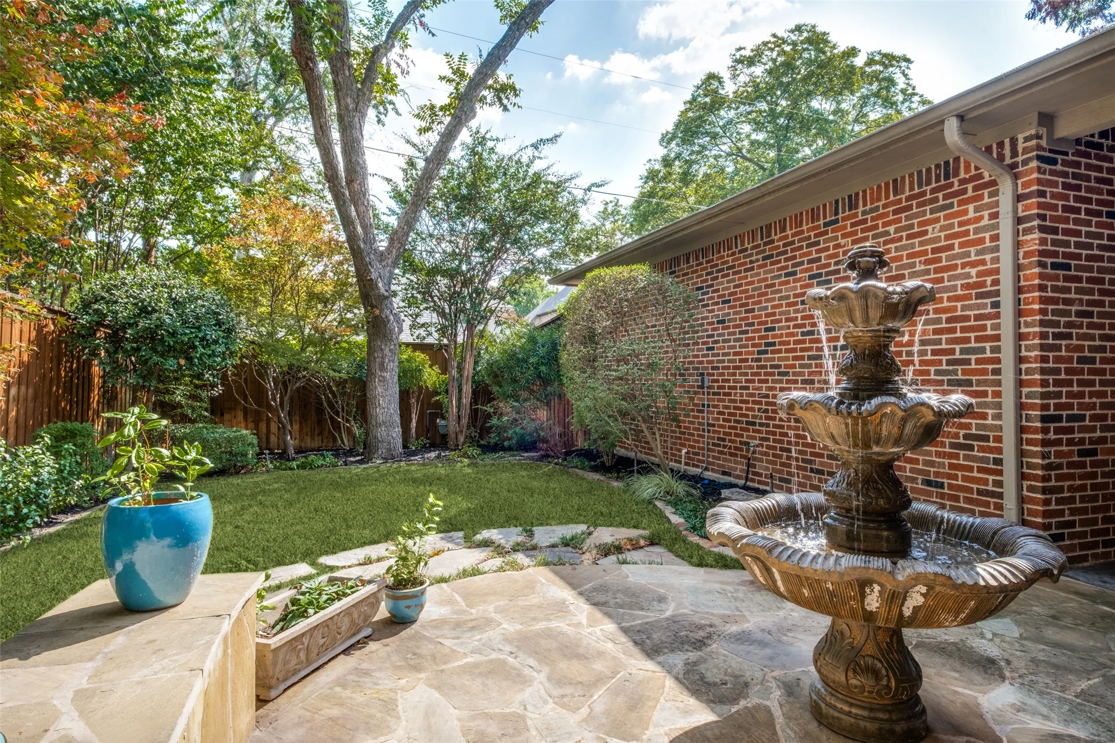 Single Family Residence For Sale in Dallas County , 5538 Ridgedale Avenue, Dallas, Texas 75206, 3 Bedroom, 2 Bathroom, 2 Garage spaces, 2,505 Sqft, built in 2005, mls#21394773, Real Estate Agent in Dallas, Homes For Sale in Dallas county, Homes For Sale in Dallas, Realtor in Dallas Texas, Real Estate Brokerage Independent Realty Texas, Luminita Cordes Realtor
