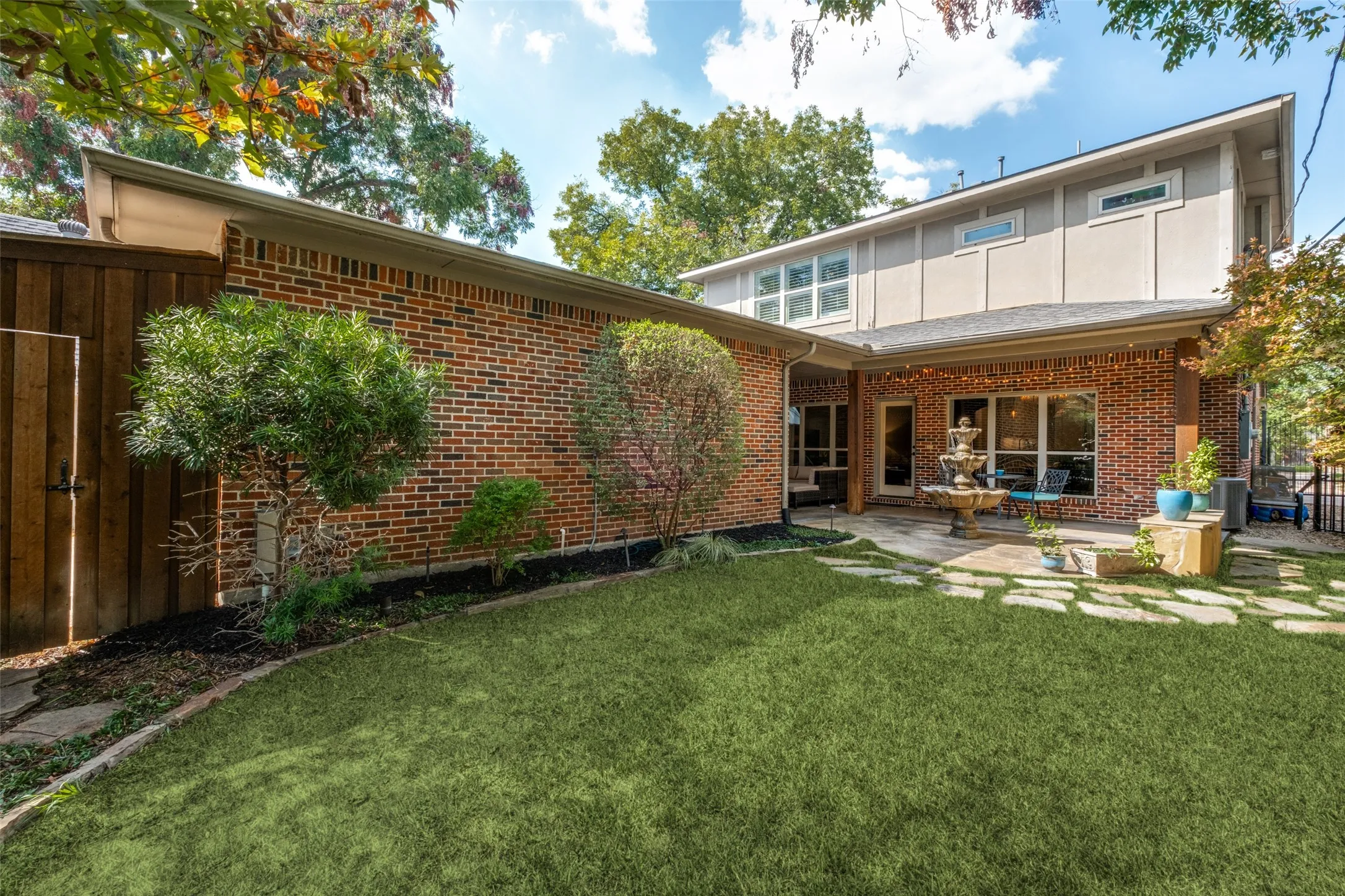 Single Family Residence For Sale in Dallas County , 5538 Ridgedale Avenue, Dallas, Texas 75206, 3 Bedroom, 2 Bathroom, 2 Garage spaces, 2,505 Sqft, built in 2005, mls#21394773, Real Estate Agent in Dallas, Homes For Sale in Dallas county, Homes For Sale in Dallas, Realtor in Dallas Texas, Real Estate Brokerage Independent Realty Texas, Luminita Cordes Realtor