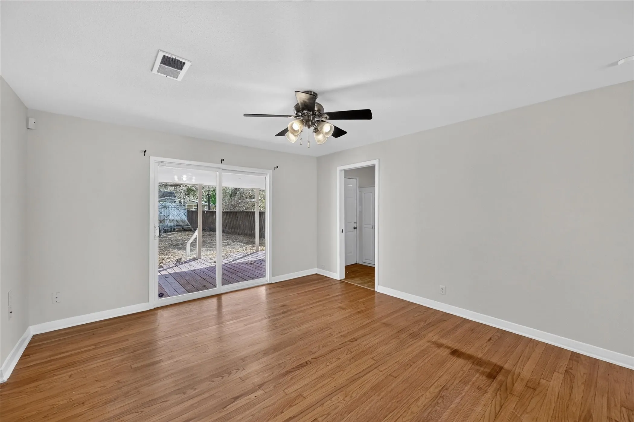 Single Family Residence For Sale in Tarrant County , 5008 Monna Street, Haltom City, Texas 76117, 3 Bedroom, 2 Bathroom, Garage spaces, 1,512 Sqft, built in 1954, mls#21394907, Real Estate Agent in Haltom City, Homes For Sale in Tarrant county, Homes For Sale in Haltom City, Realtor in Haltom City Texas, Real Estate Brokerage Independent Realty Texas, Luminita Cordes Realtor