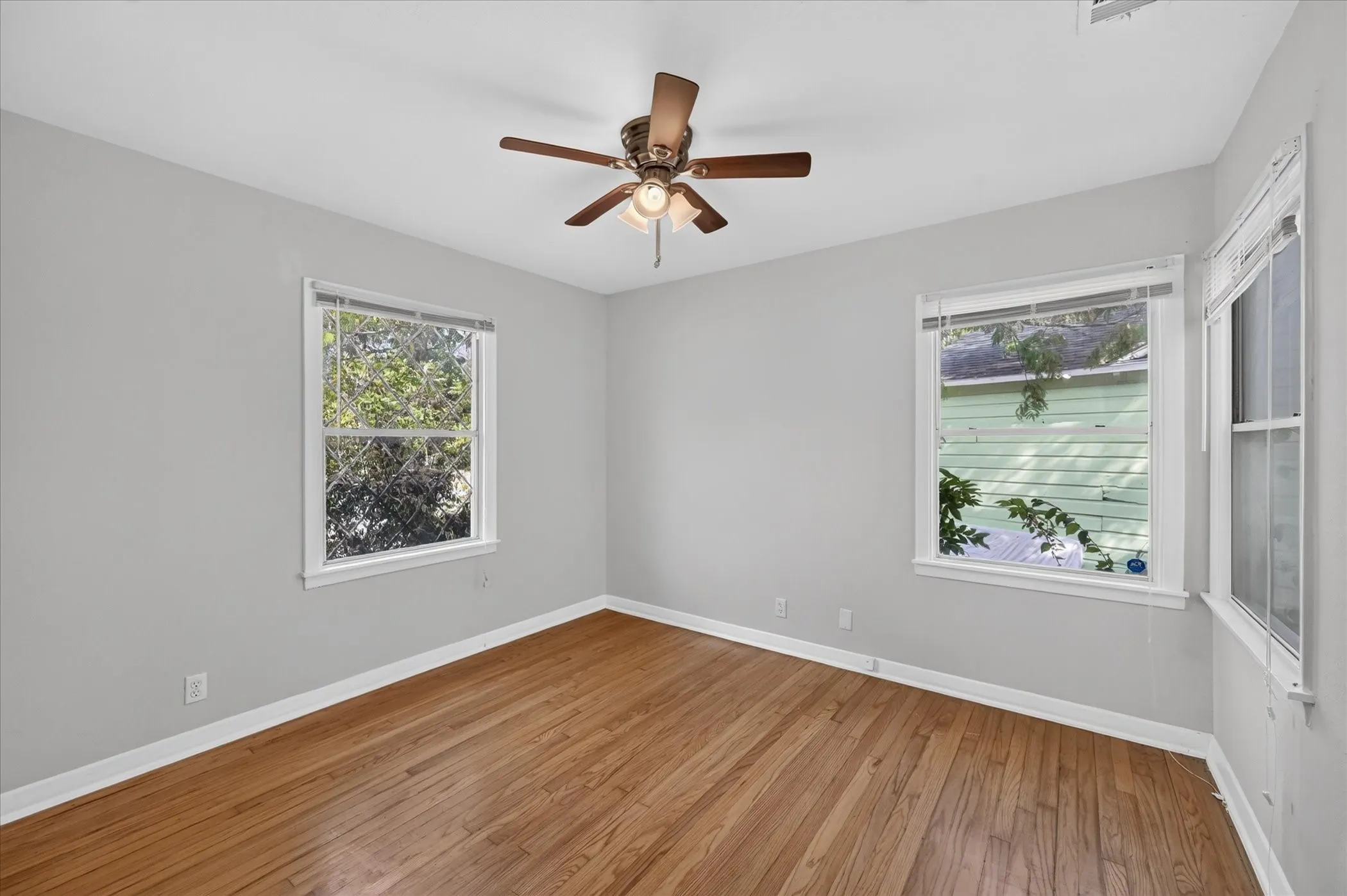 Single Family Residence For Sale in Tarrant County , 5008 Monna Street, Haltom City, Texas 76117, 3 Bedroom, 2 Bathroom, Garage spaces, 1,512 Sqft, built in 1954, mls#21394907, Real Estate Agent in Haltom City, Homes For Sale in Tarrant county, Homes For Sale in Haltom City, Realtor in Haltom City Texas, Real Estate Brokerage Independent Realty Texas, Luminita Cordes Realtor
