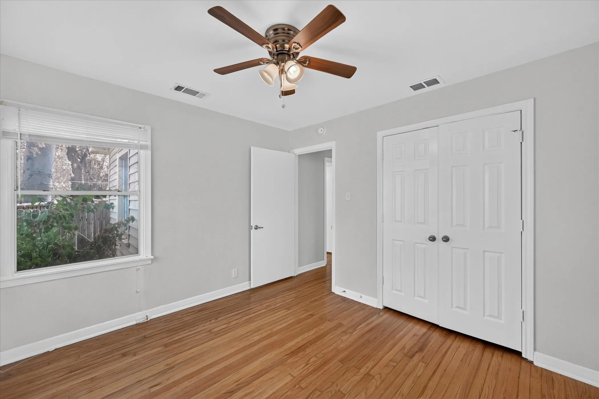 Single Family Residence For Sale in Tarrant County , 5008 Monna Street, Haltom City, Texas 76117, 3 Bedroom, 2 Bathroom, Garage spaces, 1,512 Sqft, built in 1954, mls#21394907, Real Estate Agent in Haltom City, Homes For Sale in Tarrant county, Homes For Sale in Haltom City, Realtor in Haltom City Texas, Real Estate Brokerage Independent Realty Texas, Luminita Cordes Realtor