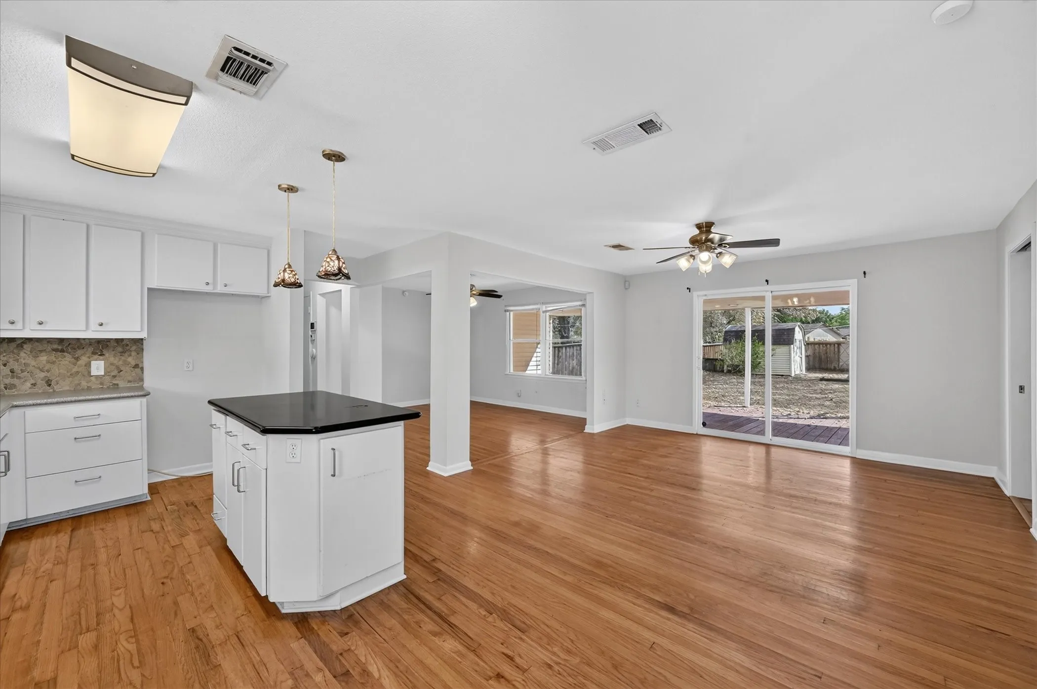 Single Family Residence For Sale in Tarrant County , 5008 Monna Street, Haltom City, Texas 76117, 3 Bedroom, 2 Bathroom, Garage spaces, 1,512 Sqft, built in 1954, mls#21394907, Real Estate Agent in Haltom City, Homes For Sale in Tarrant county, Homes For Sale in Haltom City, Realtor in Haltom City Texas, Real Estate Brokerage Independent Realty Texas, Luminita Cordes Realtor