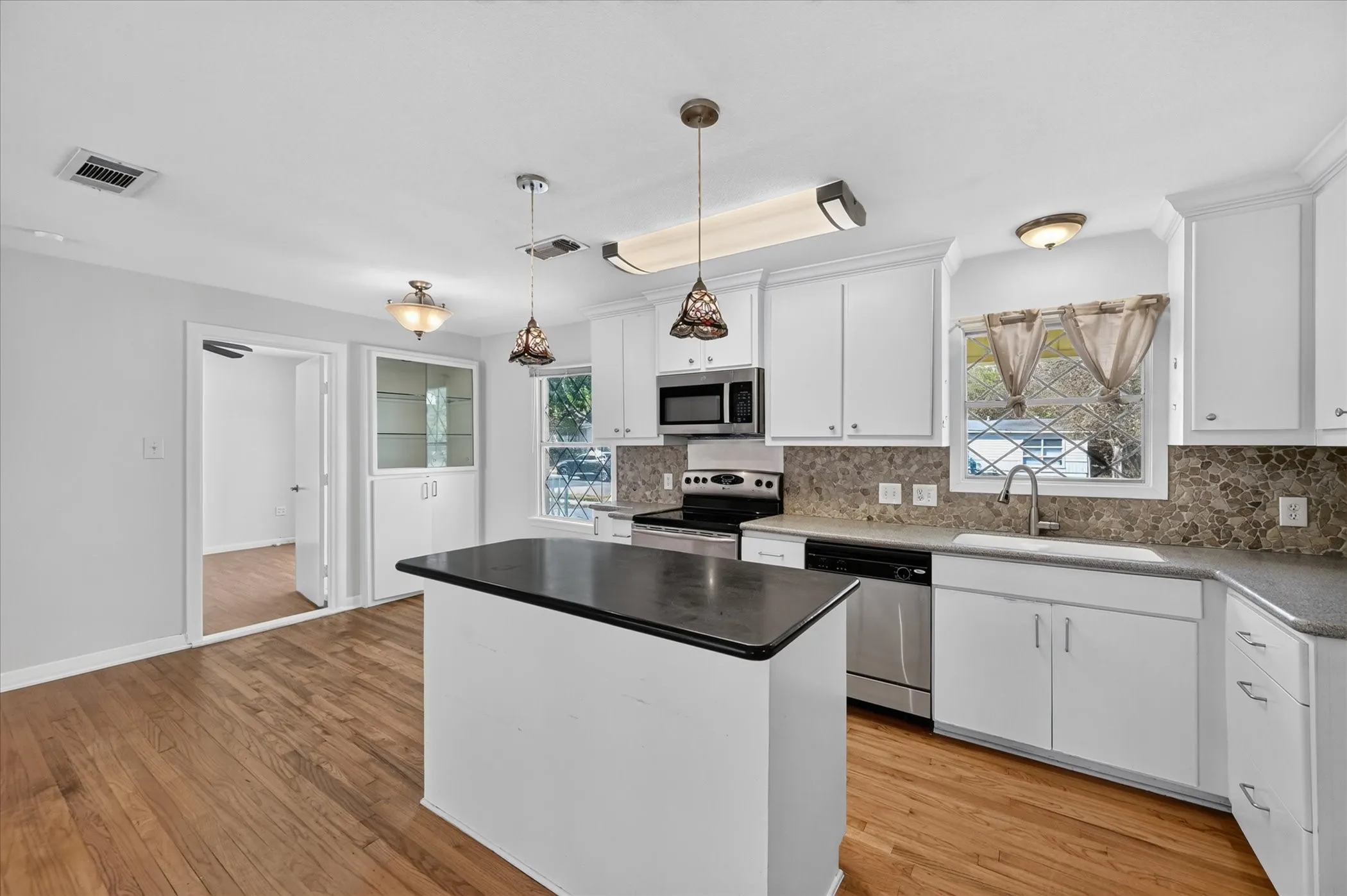 Single Family Residence For Sale in Tarrant County , 5008 Monna Street, Haltom City, Texas 76117, 3 Bedroom, 2 Bathroom, Garage spaces, 1,512 Sqft, built in 1954, mls#21394907, Real Estate Agent in Haltom City, Homes For Sale in Tarrant county, Homes For Sale in Haltom City, Realtor in Haltom City Texas, Real Estate Brokerage Independent Realty Texas, Luminita Cordes Realtor