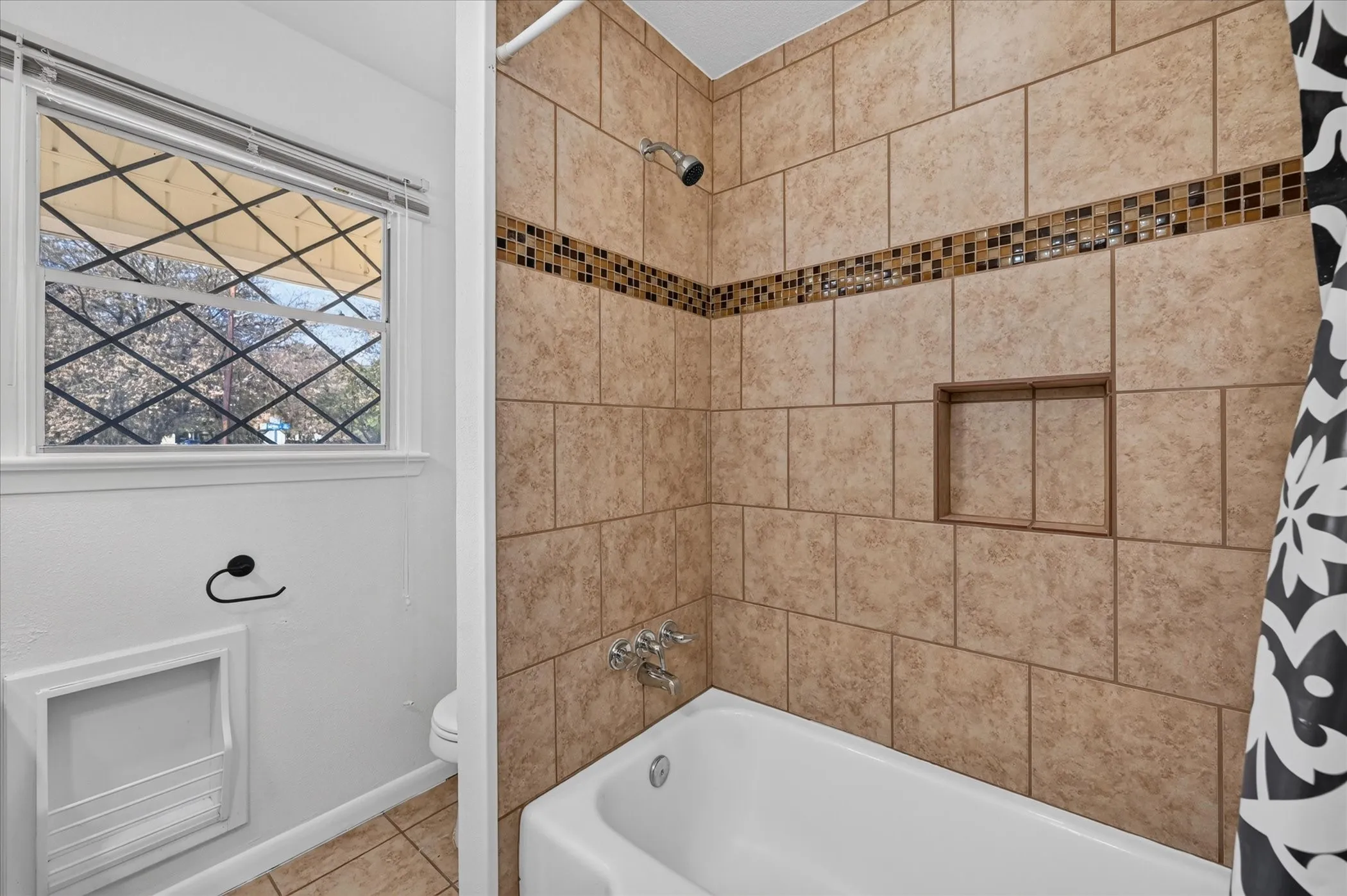 Single Family Residence For Sale in Tarrant County , 5008 Monna Street, Haltom City, Texas 76117, 3 Bedroom, 2 Bathroom, Garage spaces, 1,512 Sqft, built in 1954, mls#21394907, Real Estate Agent in Haltom City, Homes For Sale in Tarrant county, Homes For Sale in Haltom City, Realtor in Haltom City Texas, Real Estate Brokerage Independent Realty Texas, Luminita Cordes Realtor