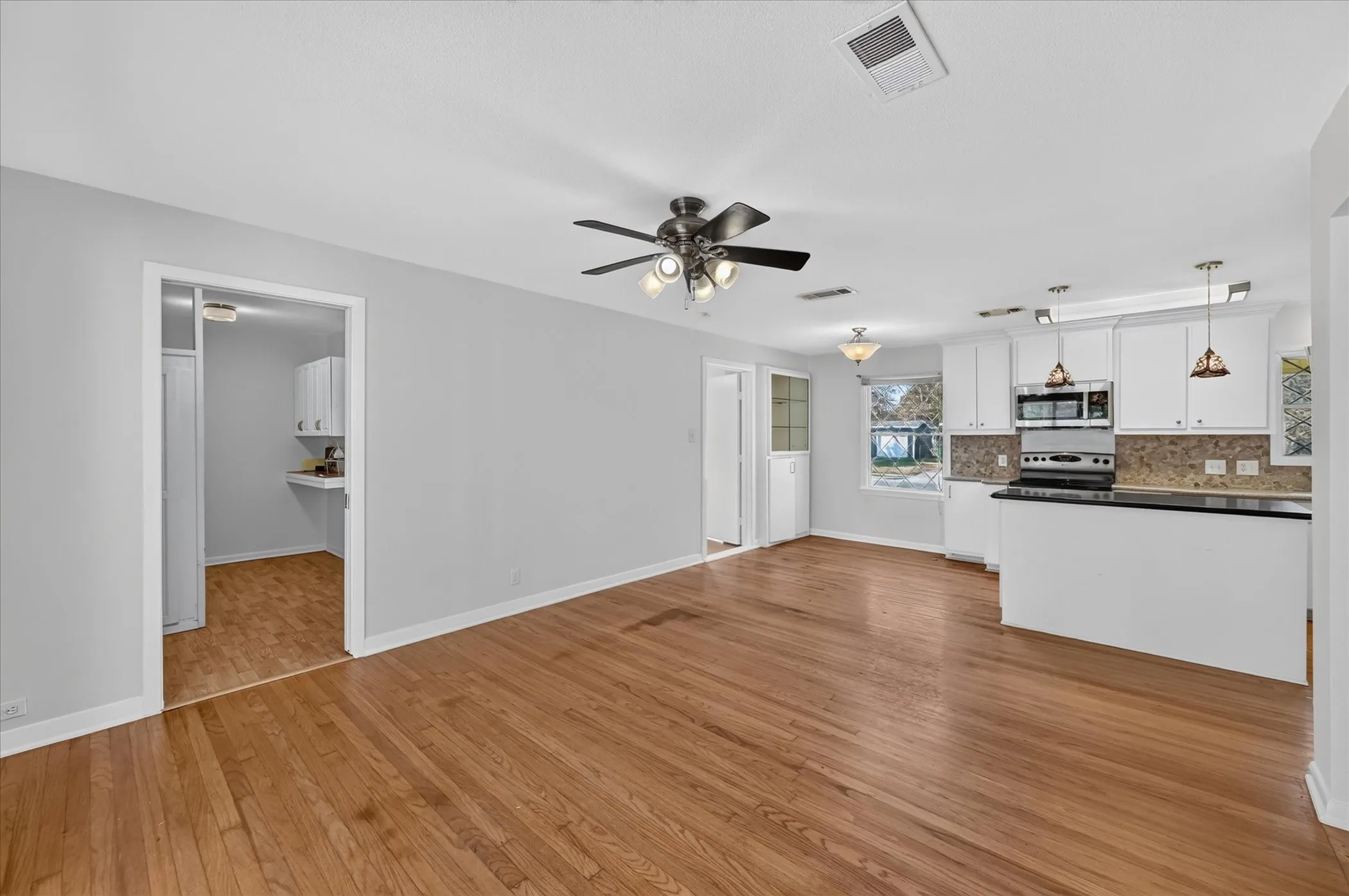 Single Family Residence For Sale in Tarrant County , 5008 Monna Street, Haltom City, Texas 76117, 3 Bedroom, 2 Bathroom, Garage spaces, 1,512 Sqft, built in 1954, mls#21394907, Real Estate Agent in Haltom City, Homes For Sale in Tarrant county, Homes For Sale in Haltom City, Realtor in Haltom City Texas, Real Estate Brokerage Independent Realty Texas, Luminita Cordes Realtor