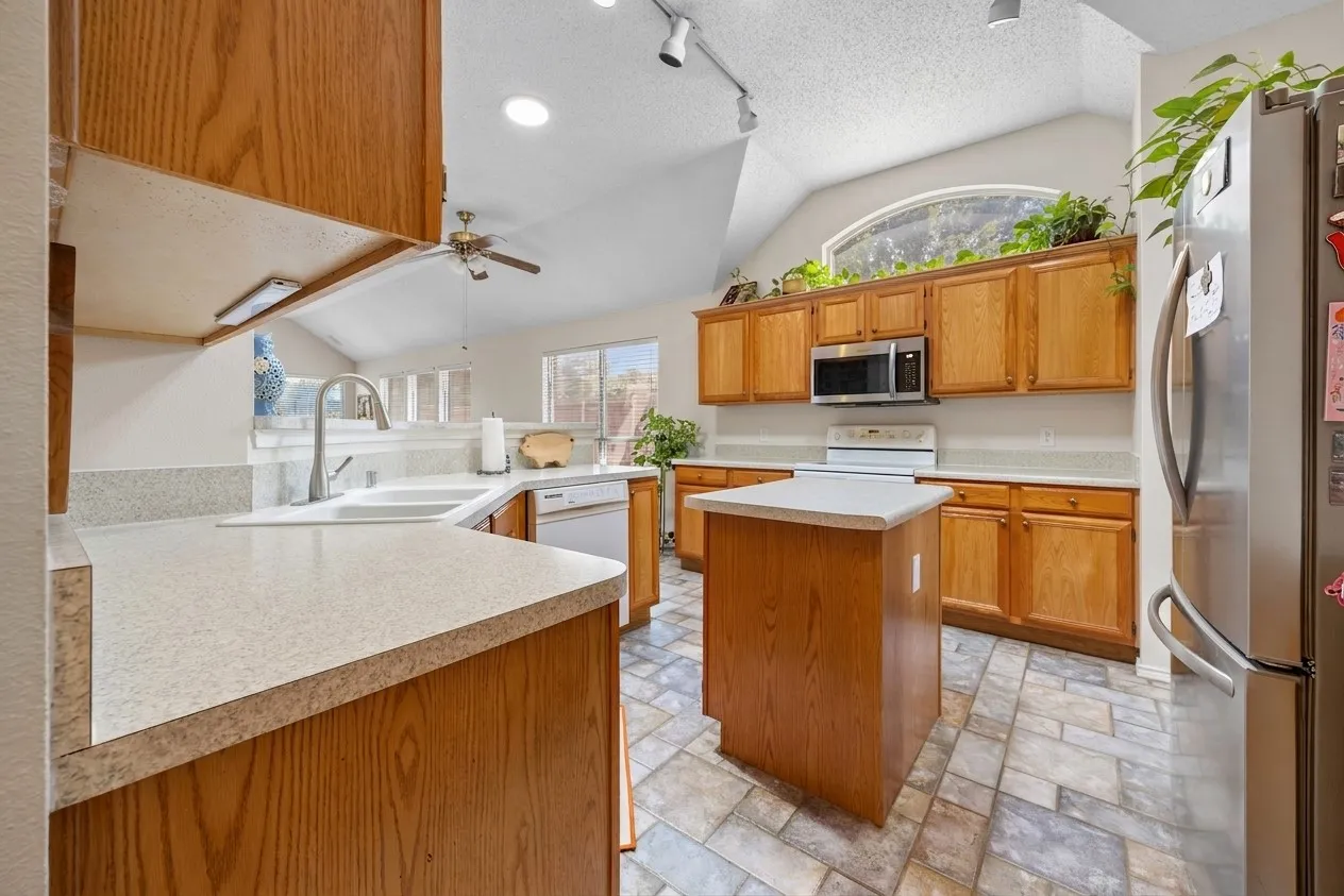Single Family Residence For Sale in Tarrant County , 6712 Braeview Drive, Fort Worth, Texas 76137, 4 Bedroom, 2 Bathroom, 2 Garage spaces, 2,186 Sqft, built in 1996, mls#21395841, Real Estate Agent in Fort Worth, Homes For Sale in Tarrant county, Homes For Sale in Fort Worth, Realtor in Fort Worth Texas, Real Estate Brokerage Independent Realty Texas, Luminita Cordes Realtor