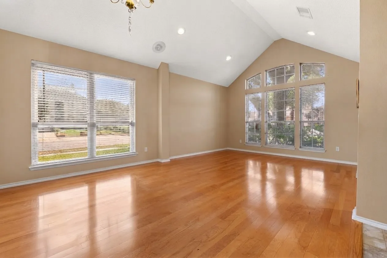 Single Family Residence For Sale in Tarrant County , 6712 Braeview Drive, Fort Worth, Texas 76137, 4 Bedroom, 2 Bathroom, 2 Garage spaces, 2,186 Sqft, built in 1996, mls#21395841, Real Estate Agent in Fort Worth, Homes For Sale in Tarrant county, Homes For Sale in Fort Worth, Realtor in Fort Worth Texas, Real Estate Brokerage Independent Realty Texas, Luminita Cordes Realtor
