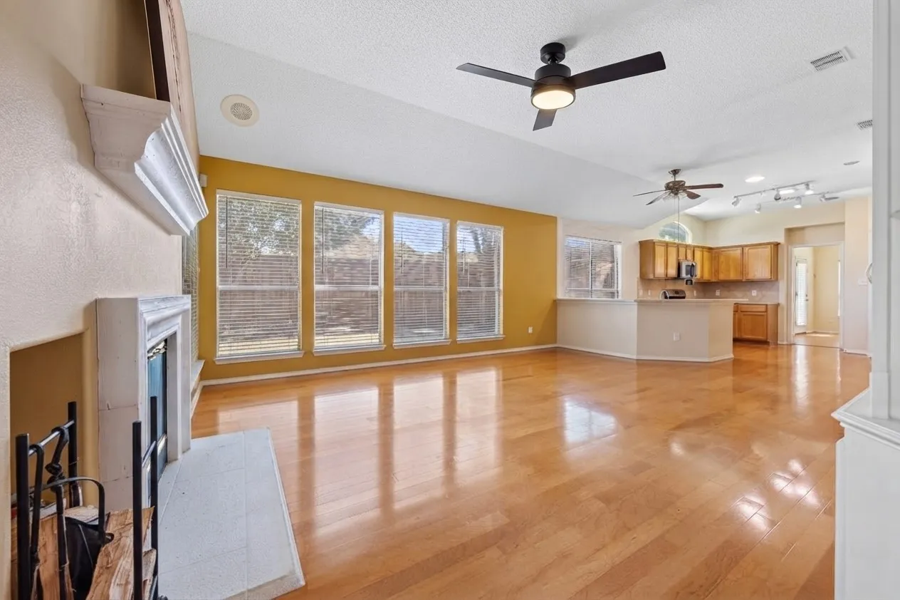 Single Family Residence For Sale in Tarrant County , 6712 Braeview Drive, Fort Worth, Texas 76137, 4 Bedroom, 2 Bathroom, 2 Garage spaces, 2,186 Sqft, built in 1996, mls#21395841, Real Estate Agent in Fort Worth, Homes For Sale in Tarrant county, Homes For Sale in Fort Worth, Realtor in Fort Worth Texas, Real Estate Brokerage Independent Realty Texas, Luminita Cordes Realtor