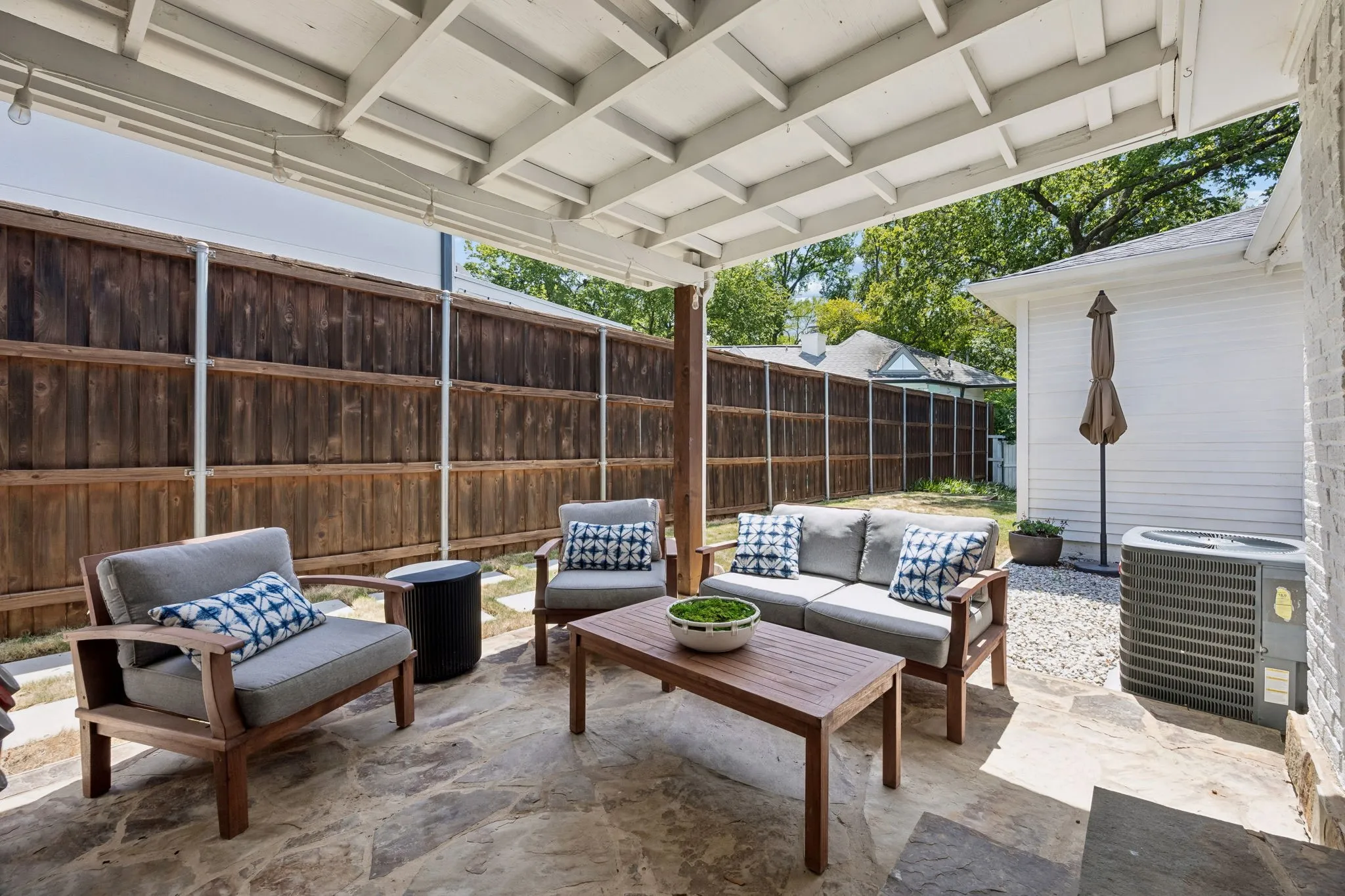 Single Family Residence For Sale in Dallas County , 7920 Goforth Road, Dallas, Texas 75238, 3 Bedroom, 3 Bathroom, 1 Garage spaces, 2,408 Sqft, built in 1981, mls#21395052, Real Estate Agent in Dallas, Homes For Sale in Dallas county, Homes For Sale in Dallas, Realtor in Dallas Texas, Real Estate Brokerage Independent Realty Texas, Luminita Cordes Realtor