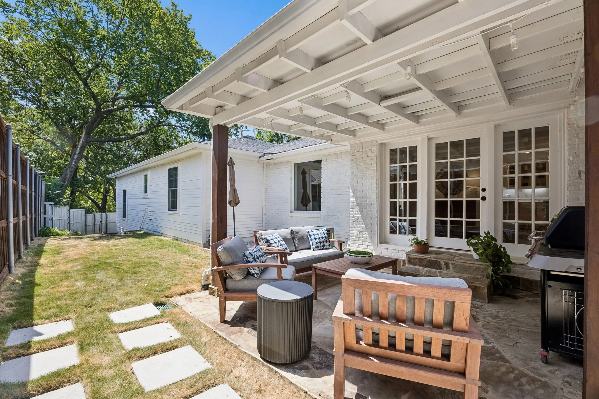 Single Family Residence For Sale in Dallas County , 7920 Goforth Road, Dallas, Texas 75238, 3 Bedroom, 3 Bathroom, 1 Garage spaces, 2,408 Sqft, built in 1981, mls#21395052, Real Estate Agent in Dallas, Homes For Sale in Dallas county, Homes For Sale in Dallas, Realtor in Dallas Texas, Real Estate Brokerage Independent Realty Texas, Luminita Cordes Realtor