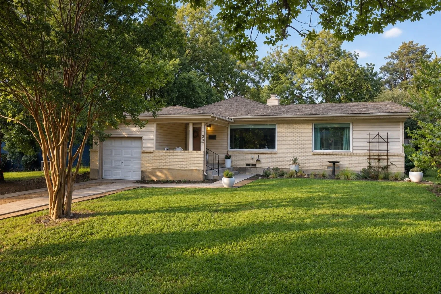 Single Family Residence For Sale in Dallas County , 11207 Sinclair Avenue, Dallas, Texas 75218, 3 Bedroom, 2 Bathroom, 1 Garage spaces, 2,095 Sqft, built in 1955, mls#21395843, Real Estate Agent in Dallas, Homes For Sale in Dallas county, Homes For Sale in Dallas, Realtor in Dallas Texas, Real Estate Brokerage Independent Realty Texas, Luminita Cordes Realtor