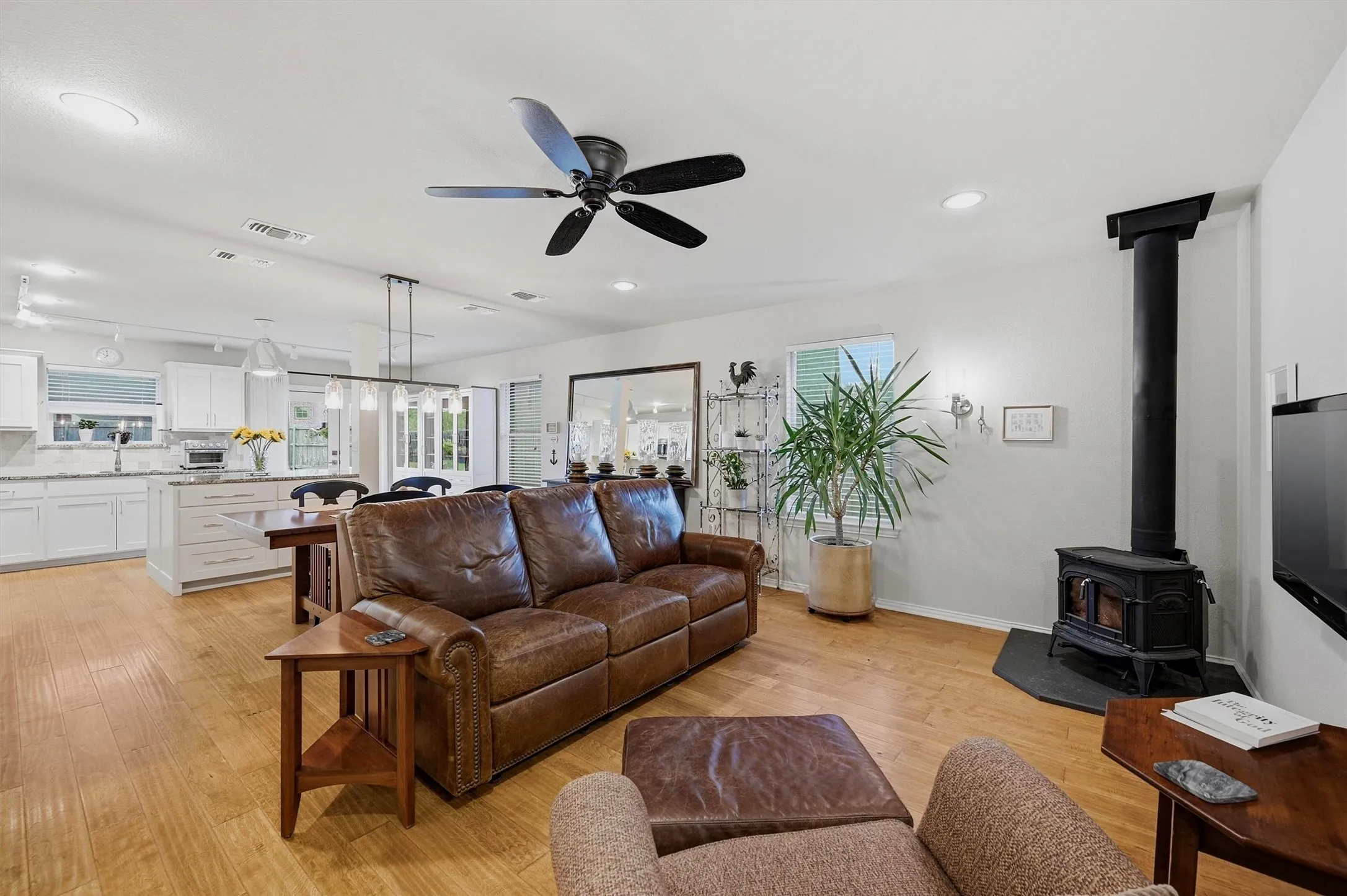 Single Family Residence For Sale in Grayson County , 5022 Mesquite Ridge Trail, Sherman, Texas 75092, 3 Bedroom, 2 Bathroom, 2 Garage spaces, 1,494 Sqft, built in 2016, mls#21395853, Real Estate Agent in Sherman, Homes For Sale in Grayson county, Homes For Sale in Sherman, Realtor in Sherman Texas, Real Estate Brokerage Independent Realty Texas, Luminita Cordes Realtor