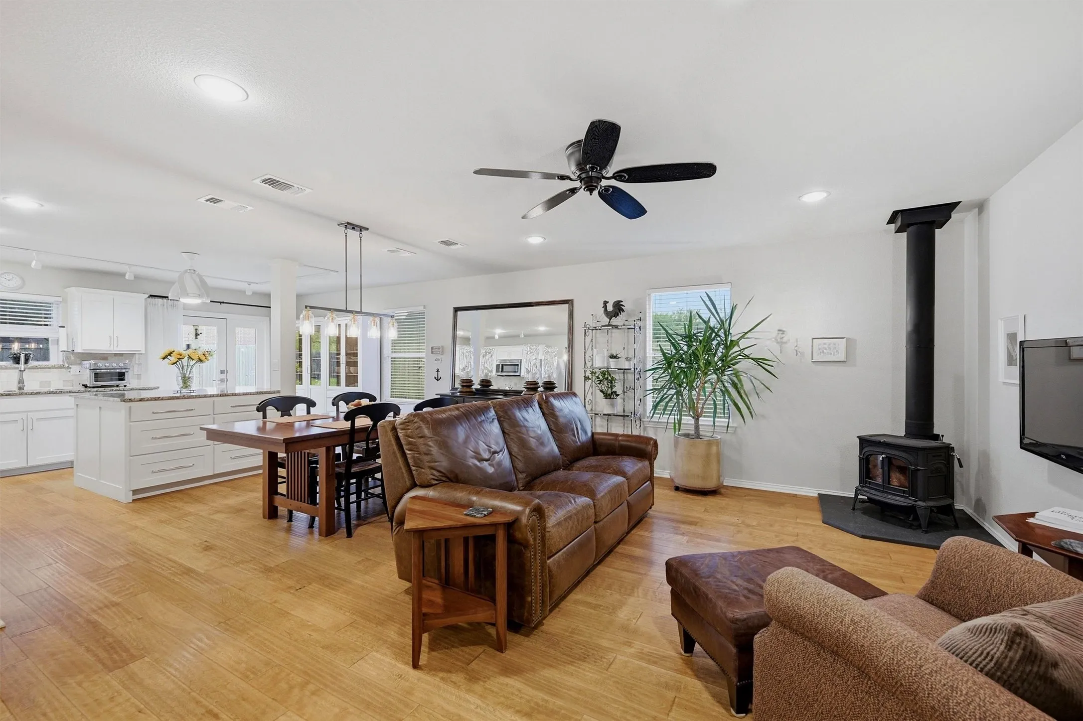 Single Family Residence For Sale in Grayson County , 5022 Mesquite Ridge Trail, Sherman, Texas 75092, 3 Bedroom, 2 Bathroom, 2 Garage spaces, 1,494 Sqft, built in 2016, mls#21395853, Real Estate Agent in Sherman, Homes For Sale in Grayson county, Homes For Sale in Sherman, Realtor in Sherman Texas, Real Estate Brokerage Independent Realty Texas, Luminita Cordes Realtor